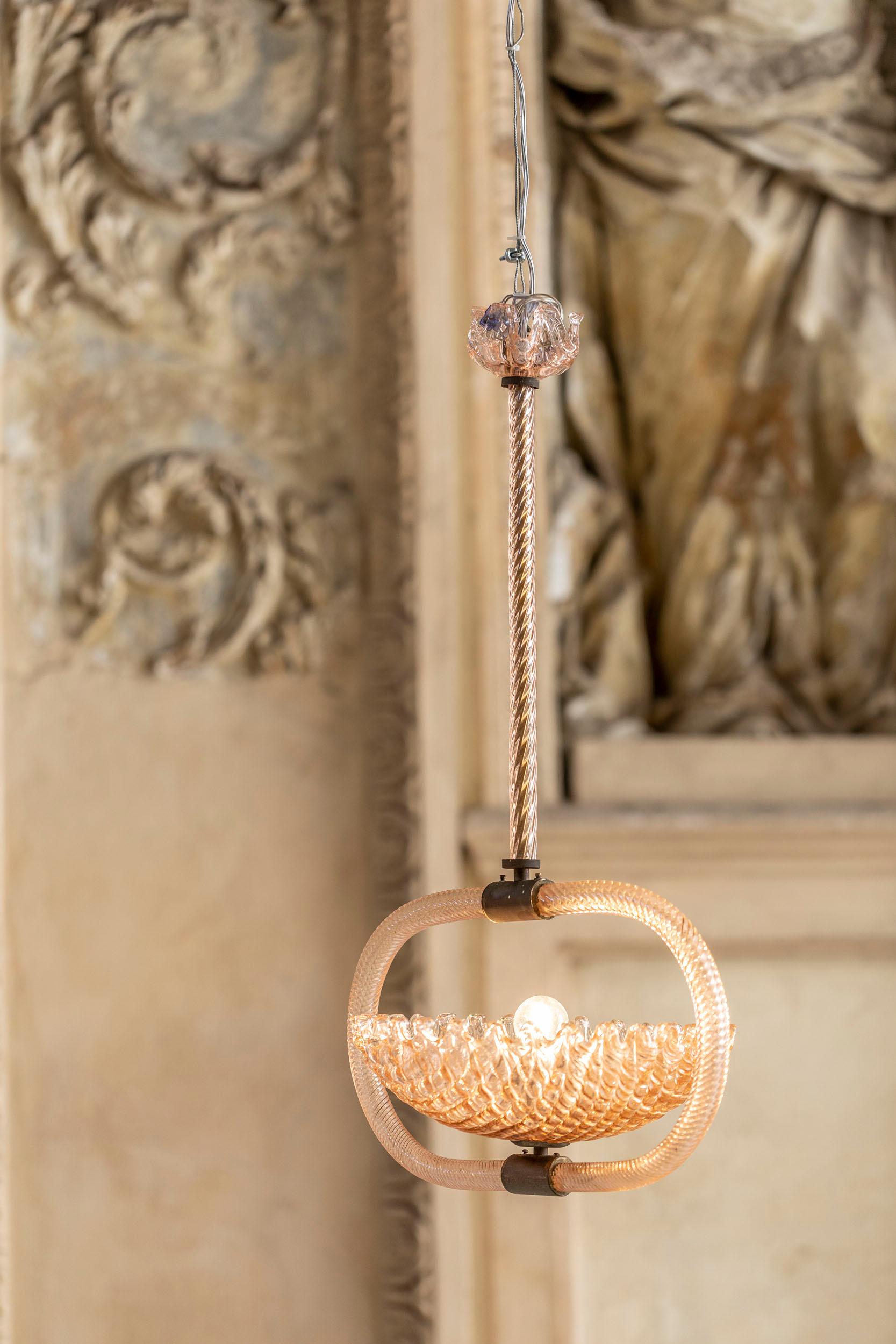 Lampadario italiano in vetro rosa di Murano attribuito a Ercole Barovier in vendita 2