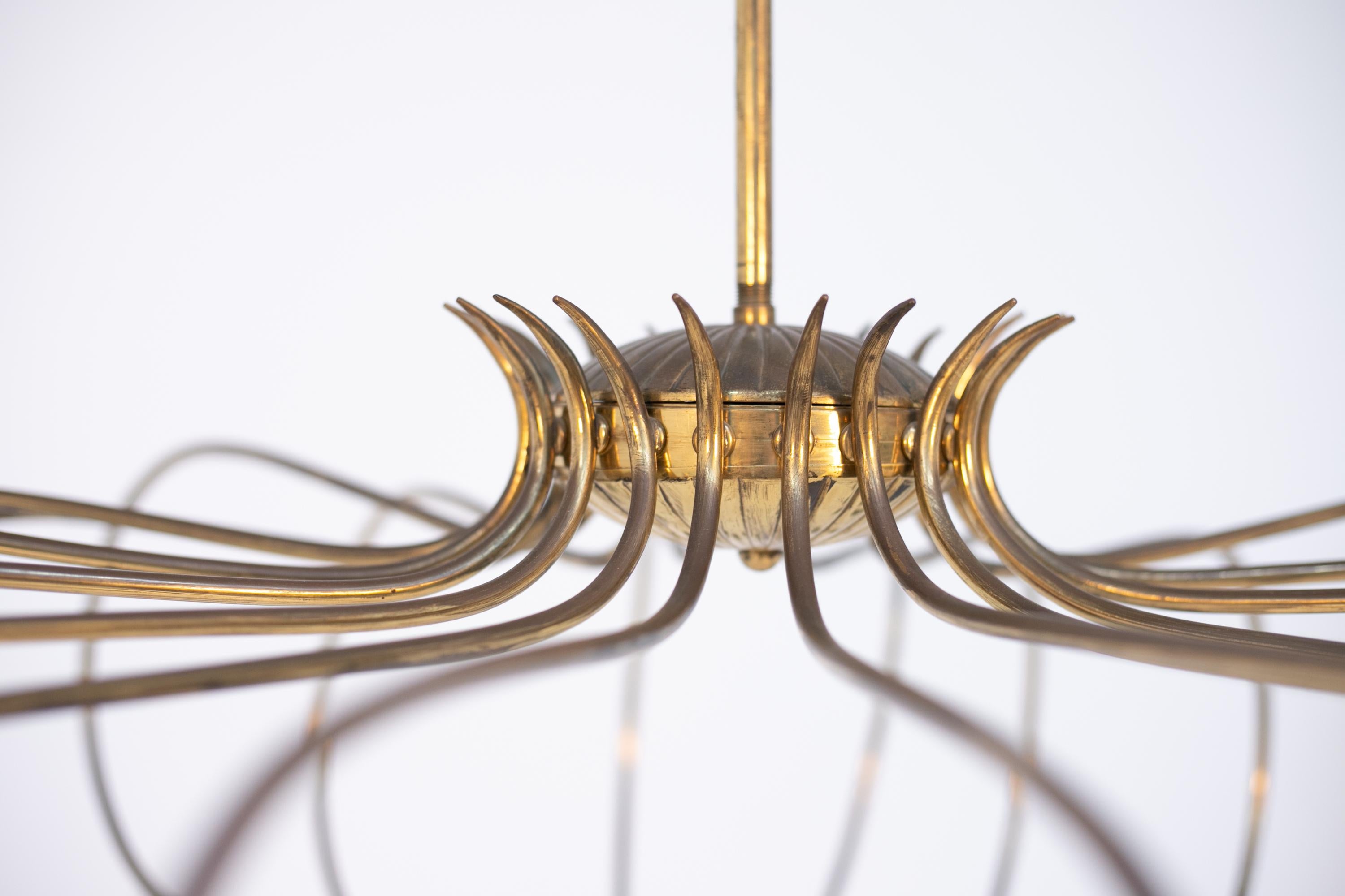 Italian Chandelier by Oscar Torlasco for Lumi in Brass with 17 Lights In Good Condition In Milano, IT