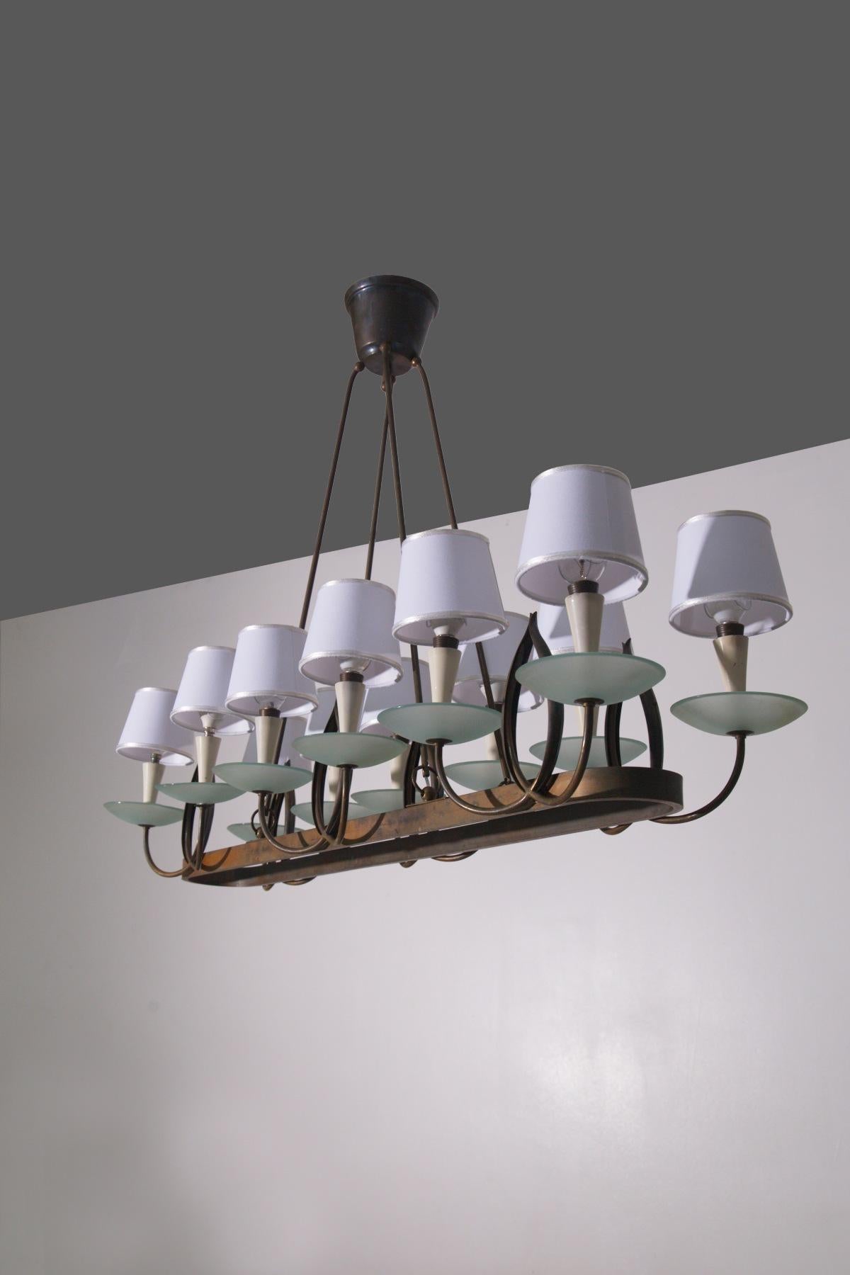 Lustre italien du designer Pietro Chiesa pour Luigi Fontana, cet extraordinaire lustre à 12 lumières fabriqué en Italie dans les années 1930 est un parfait exemple de l'esthétique raffinée entre l'Art déco et le rationalisme italien. Avec sa