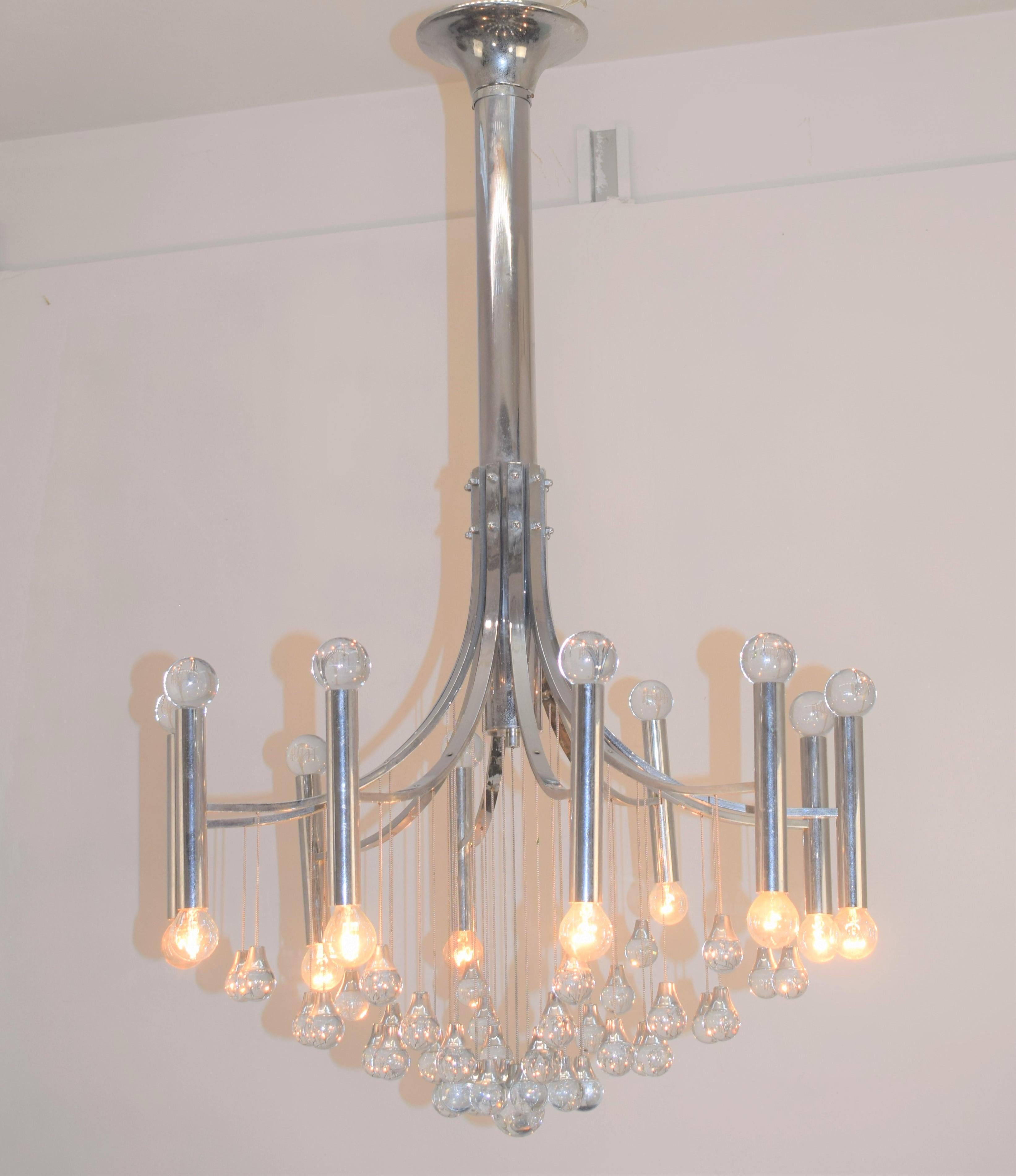 Italian chandelier by Sciolari, 1970s.

Dimensions: H= 112 cm; D= 65 cm.