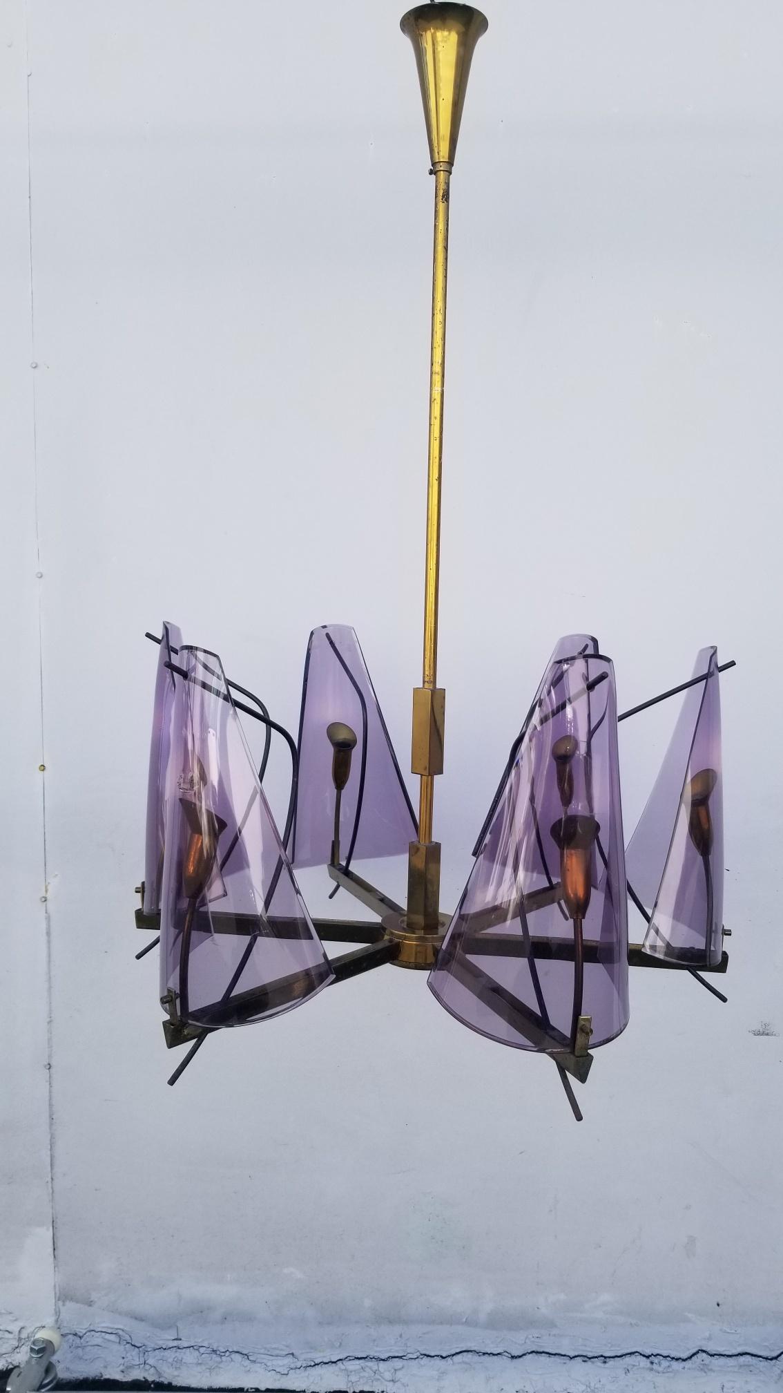 Kronleuchter von Stilux Milano, Originalzustand einige Unvollkommenheit auf dem Lila - Lavendel Farbe Plexiglas Schirme.
