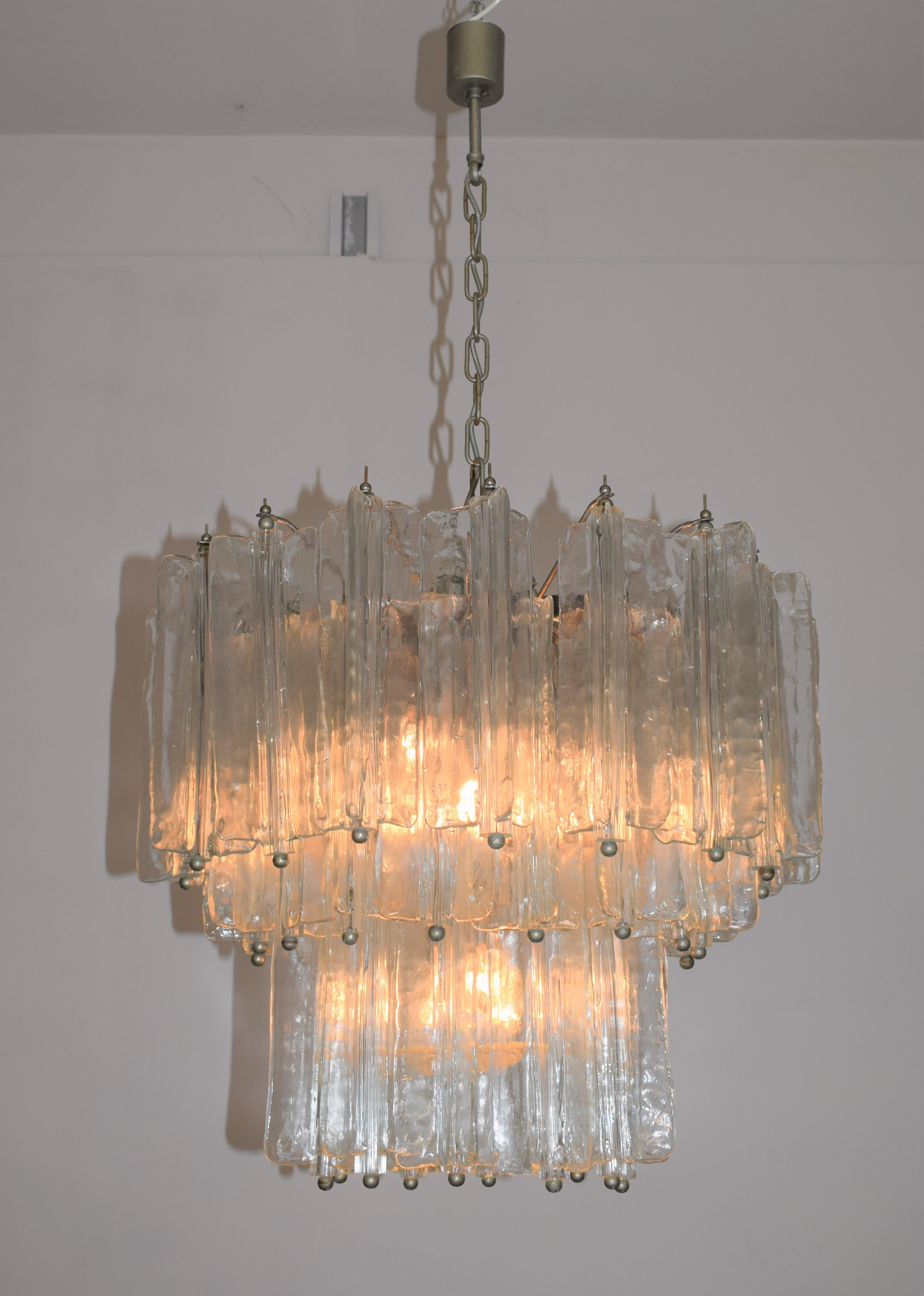 Italian chandelier by Toni Zuccheri for Venini Murano, 1960s.

Dimensions: H= 120 cm; D= 65 cm.
