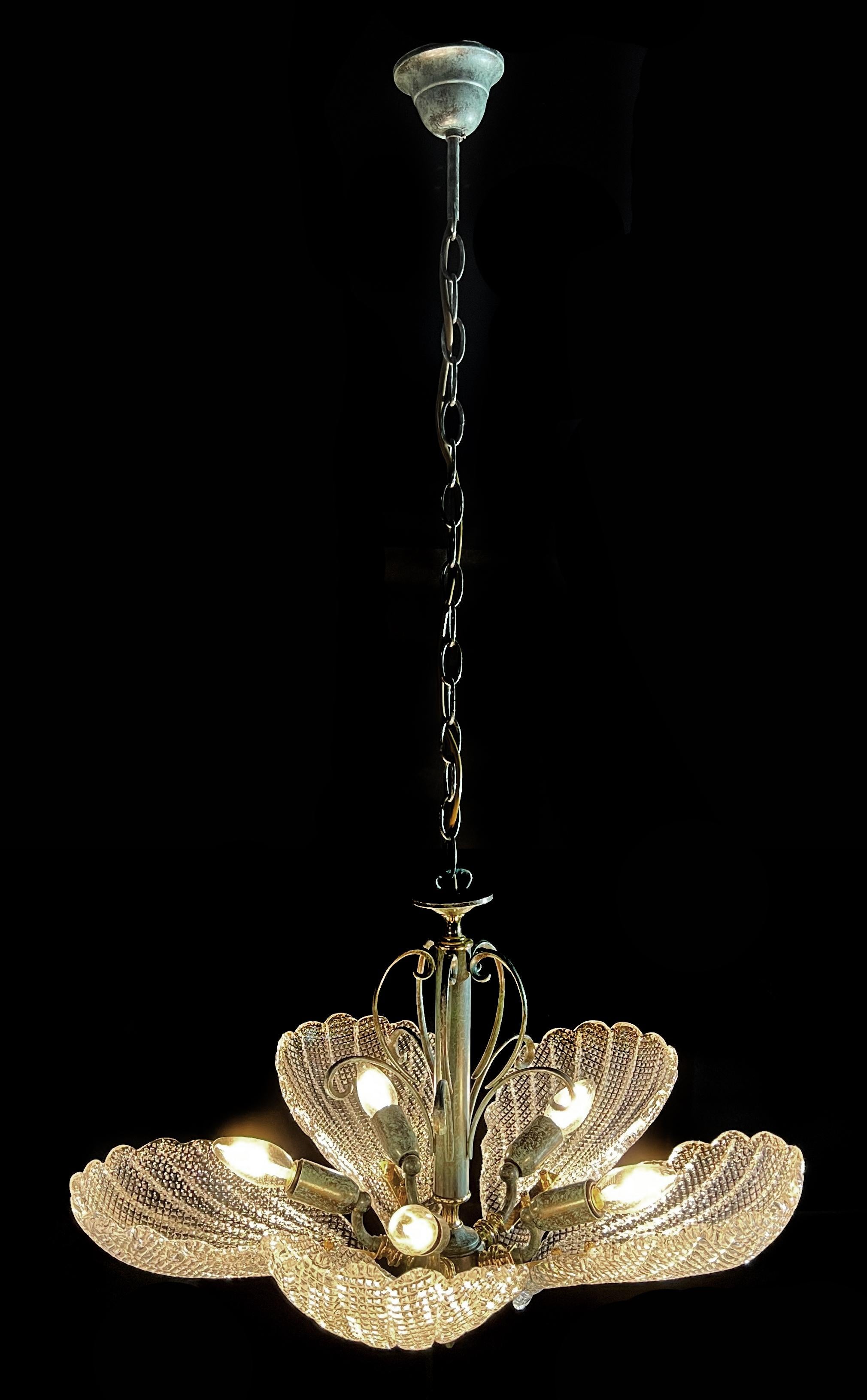 Pure Murano glass chandelier composed of 5 large leaves mounted in an elegant green and gold structure. Ideal chandelier to give life to a renewed environment.
 
