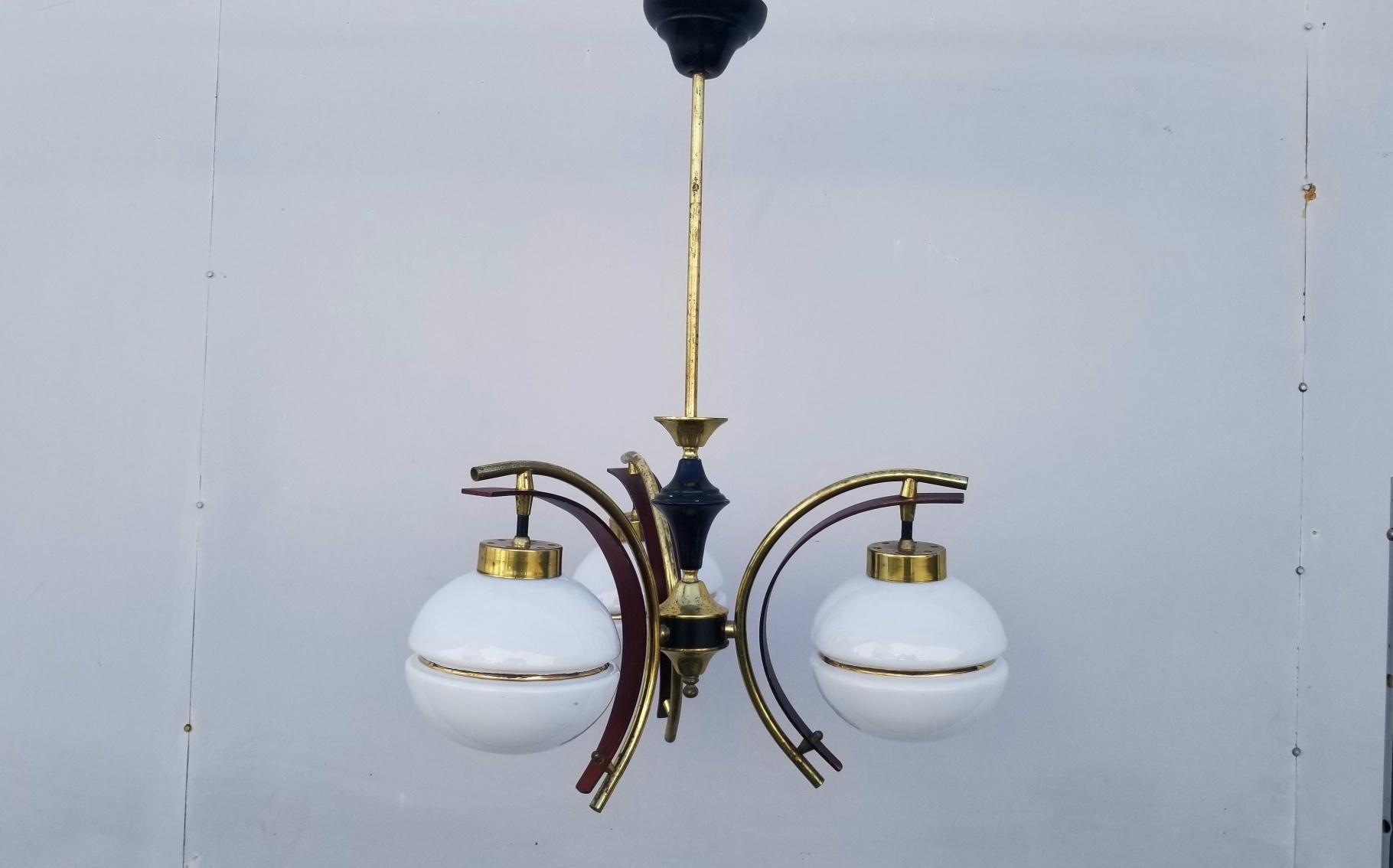 Italian chandelier from the 1950s, wood brass and 3 glass Murano glass shade.