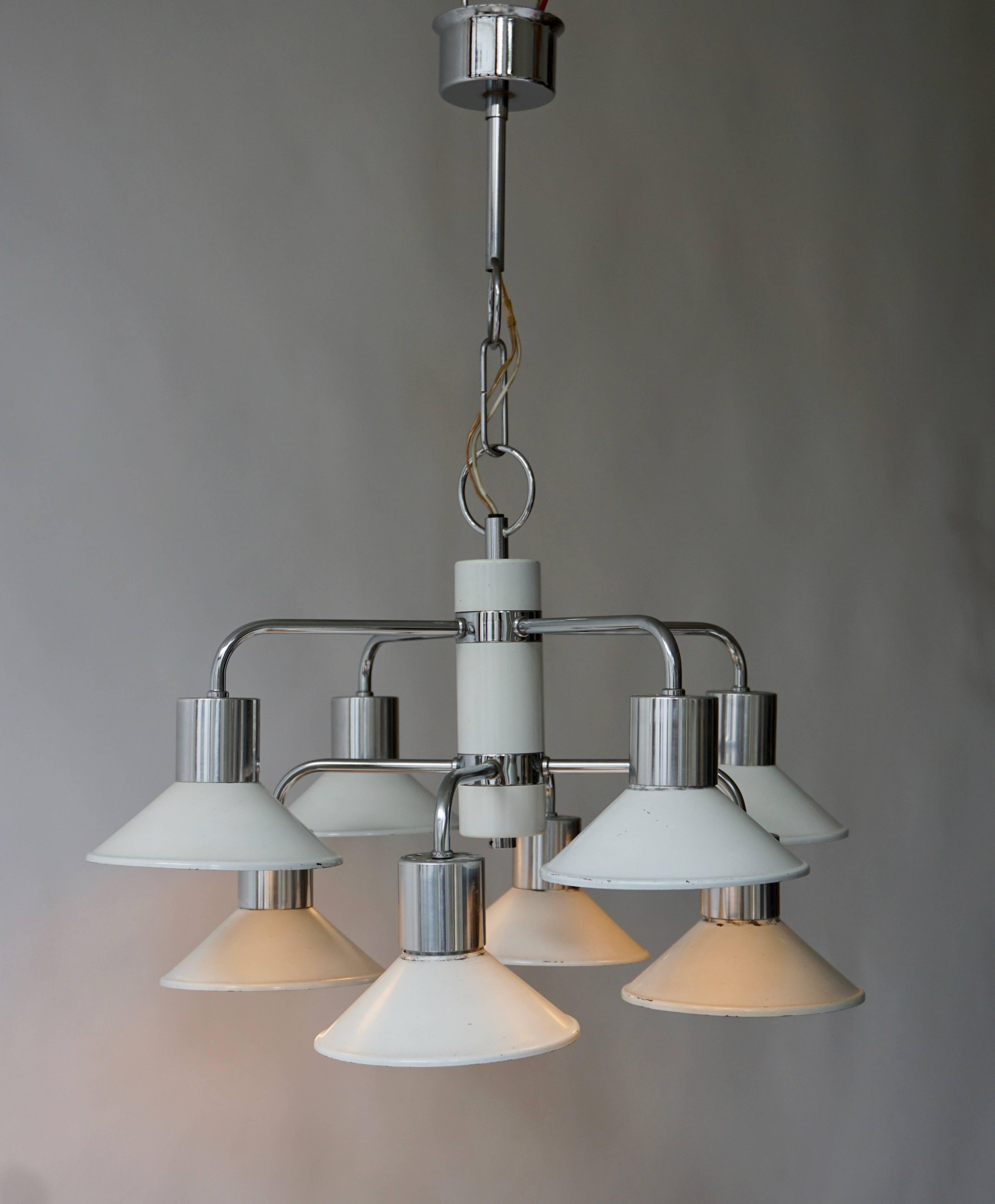 Chandelier in metal with eight E27 bulbs.
Measures: Diameter 58 cm.
Height fixture 33 cm.
Total height with the chain 70 cm.