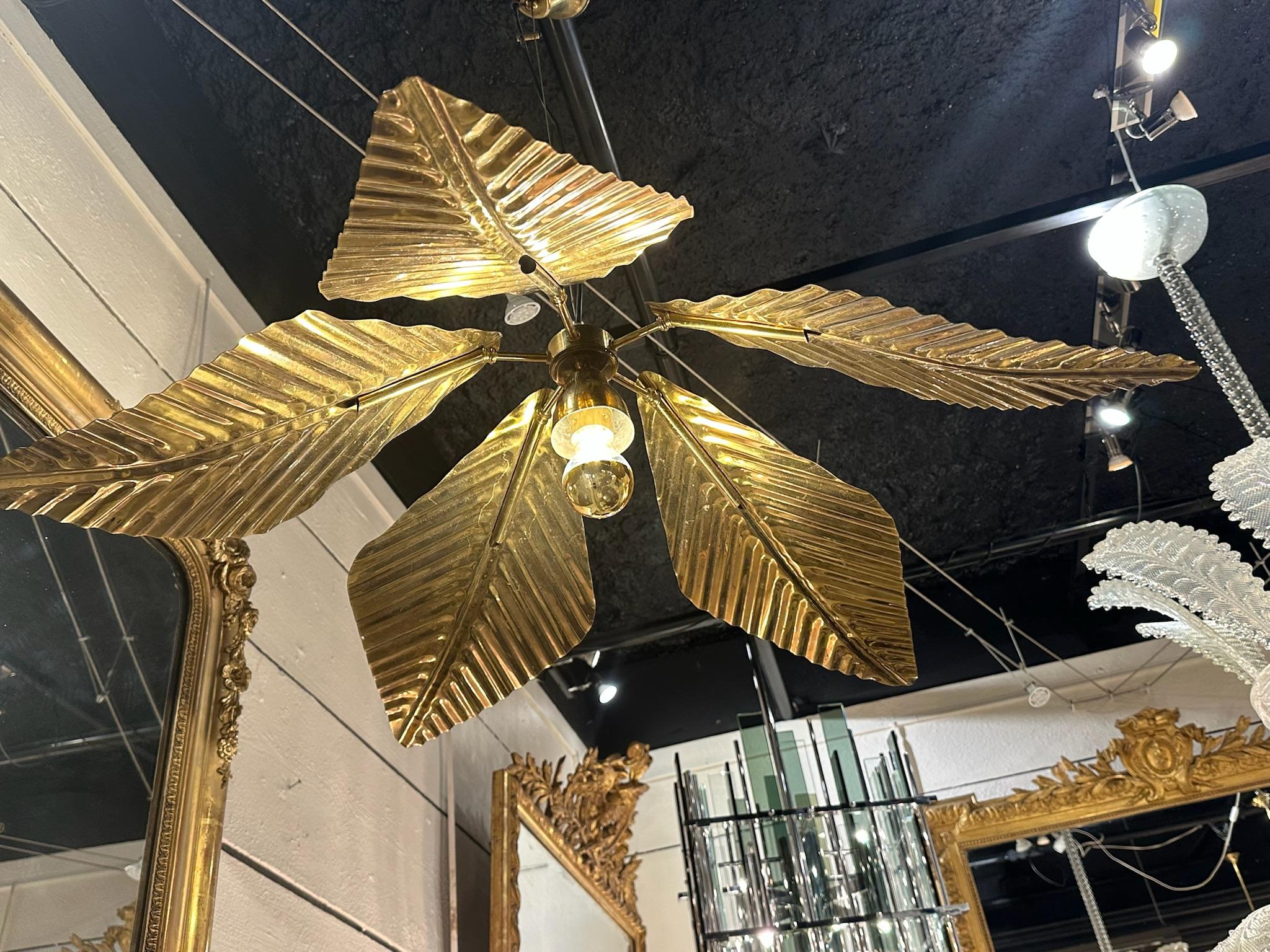 Gilded brass chandelier with 5 large leaves, fully restored.
Italian design from the 70s.

Adjustable height 95 cm - 37,40 po
Diameter 97 cm - 38,19 po
