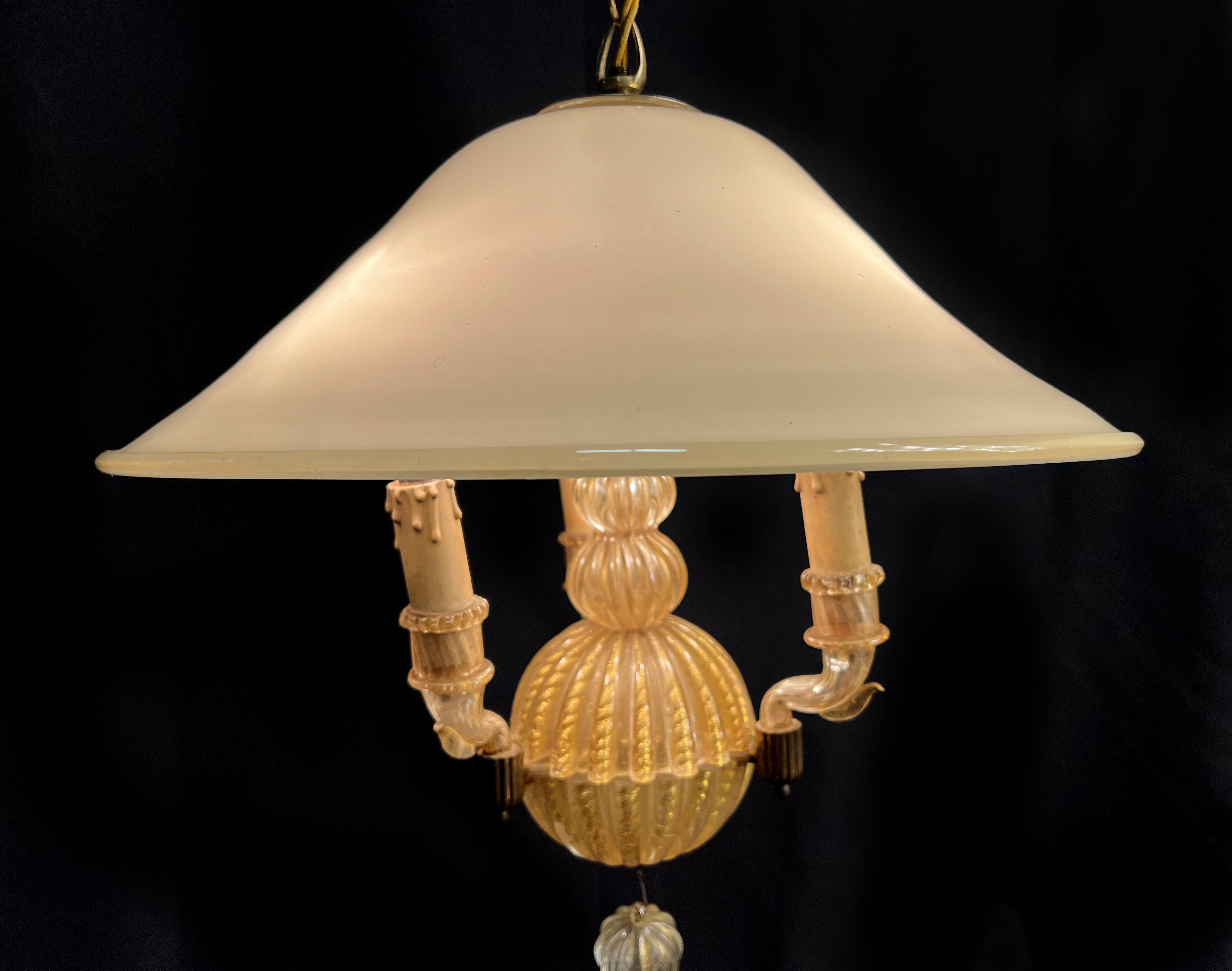 Lampadario in vetro massiccio di Murano con inclusioni d'oro.
Altezza con catena: cm 90
Altezza senza catena: cm 60
Larghezza: cm 42

