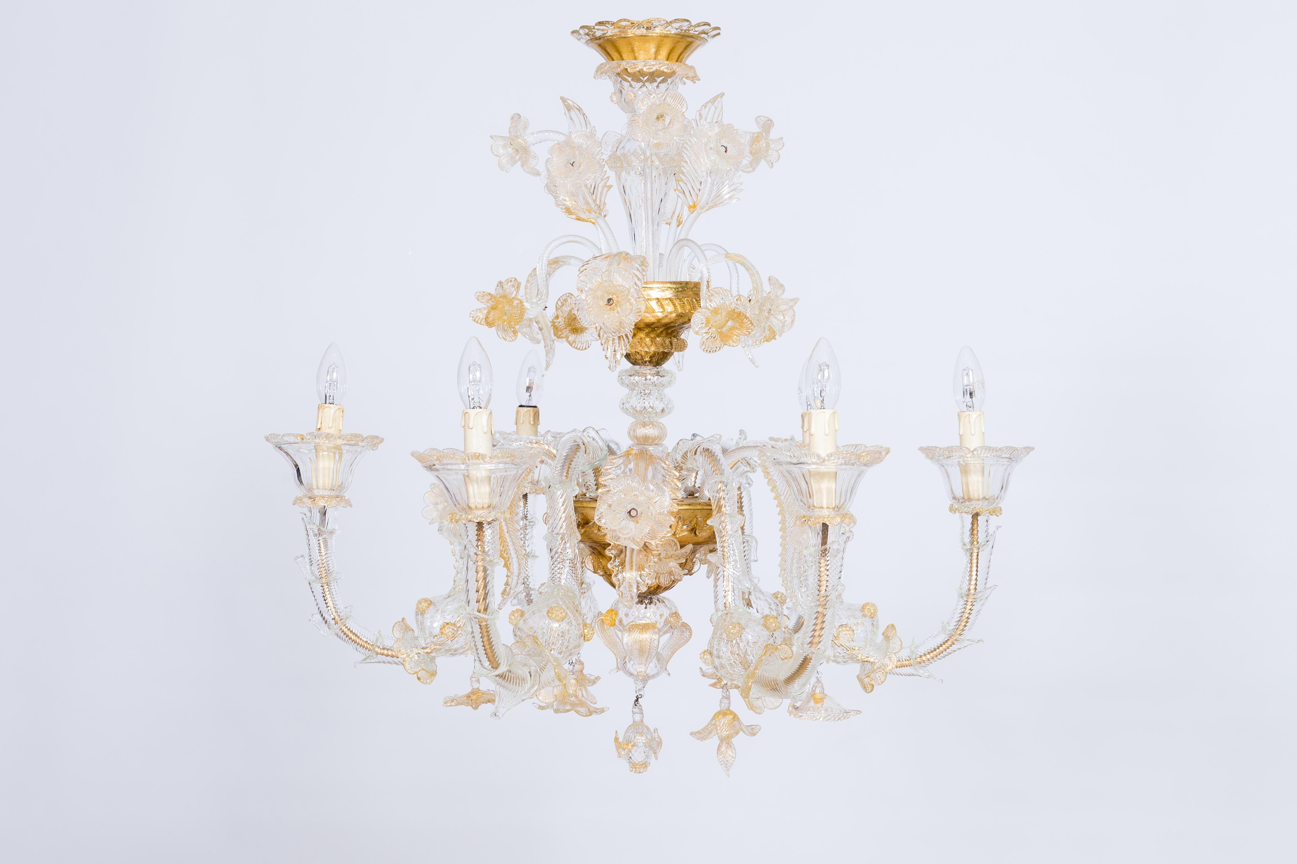Rezzonico Chandelier in Gold Murano Glass Giovanni Dalla Fina 1980s Italy.
This breathtaking Rezzonico chandelier, crafted in the 1980s, embodies the unparalleled artistry and craftsmanship of Murano glassmaking. Its intricate design features a