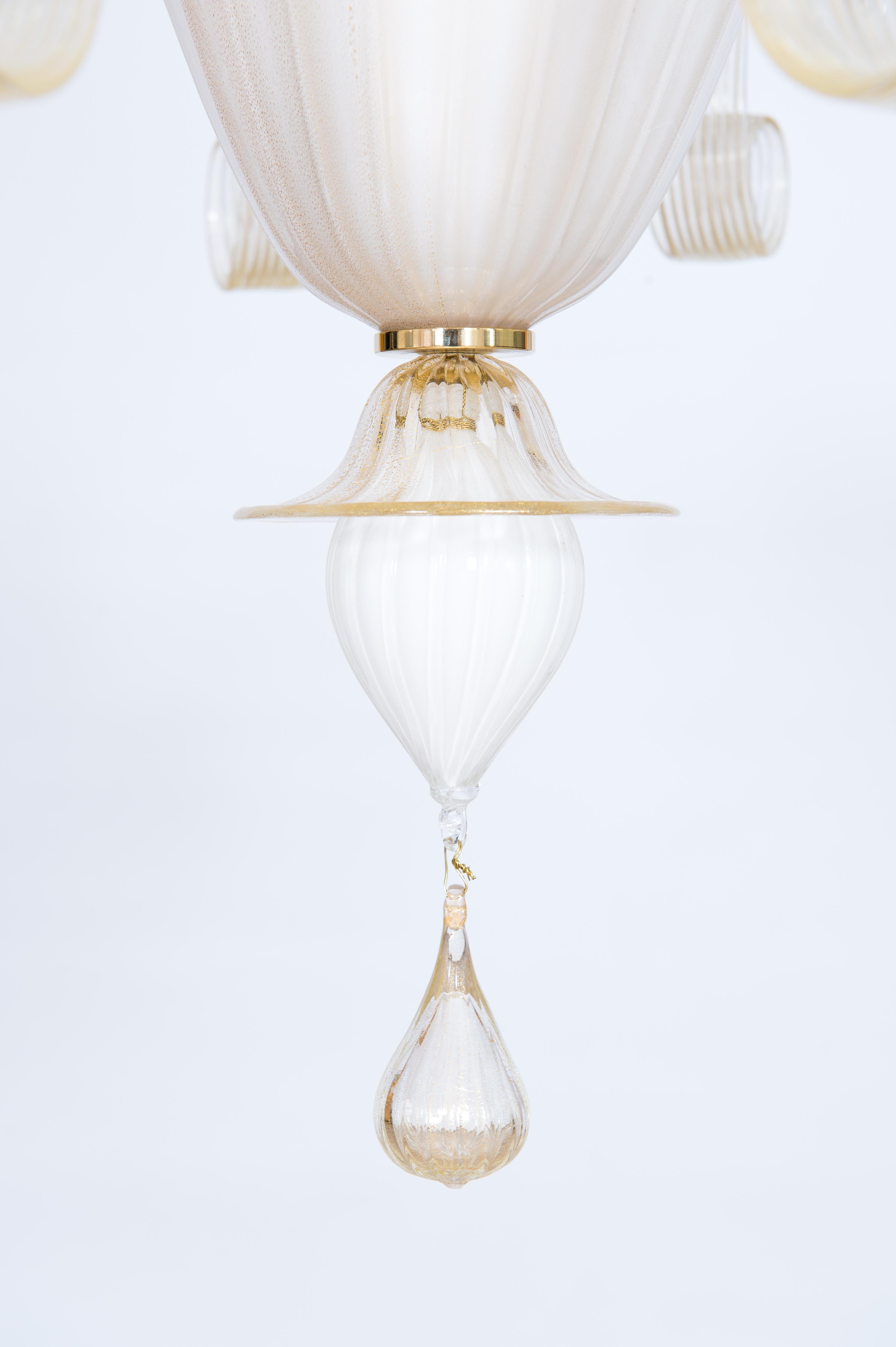 Art déco Lustre en verre de Murano blanc laiteux avec accents dorés Giovanni Dalla Fina Italie en vente