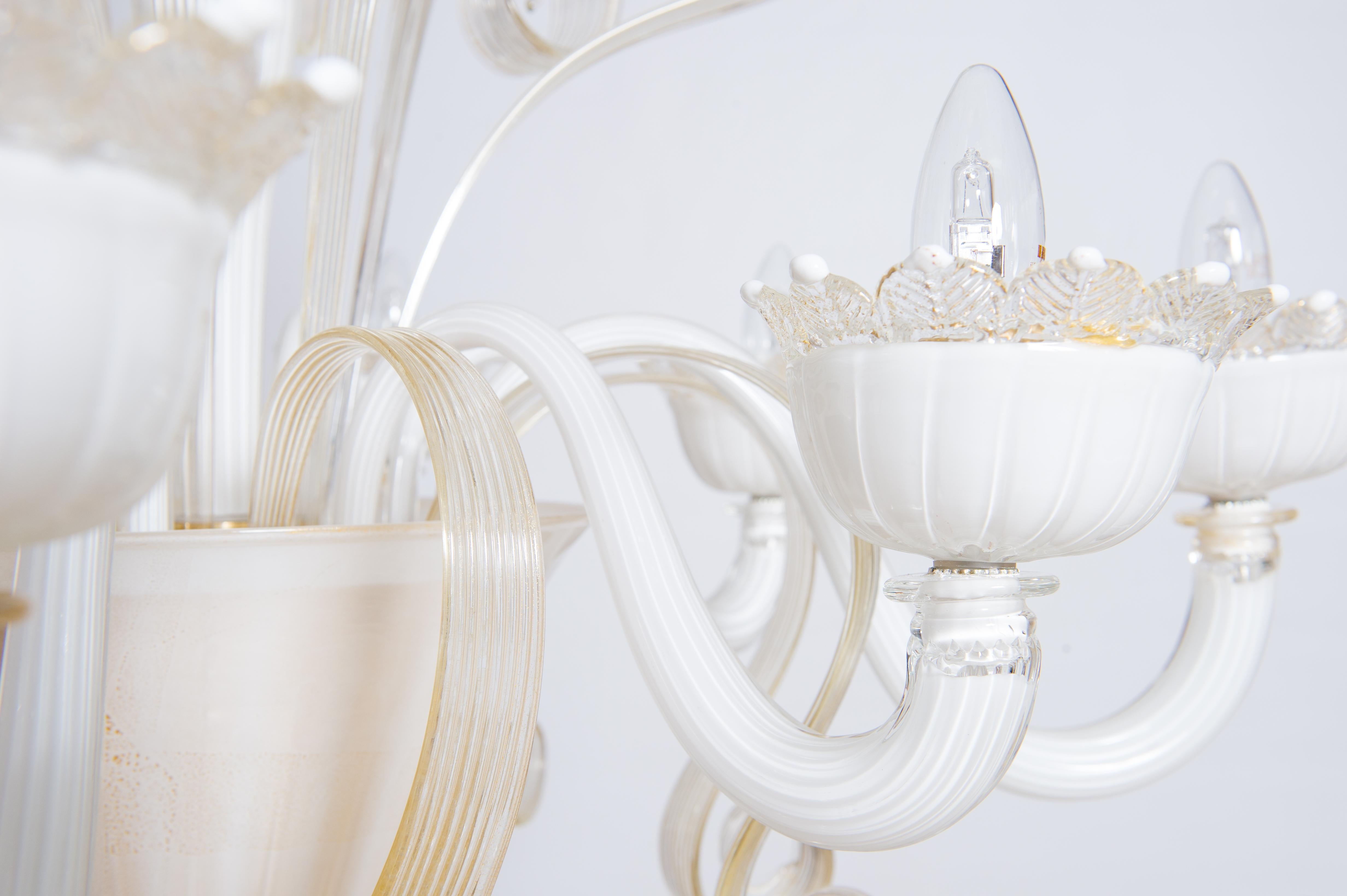XXIe siècle et contemporain Lustre en verre de Murano blanc laiteux avec accents dorés Giovanni Dalla Fina Italie en vente