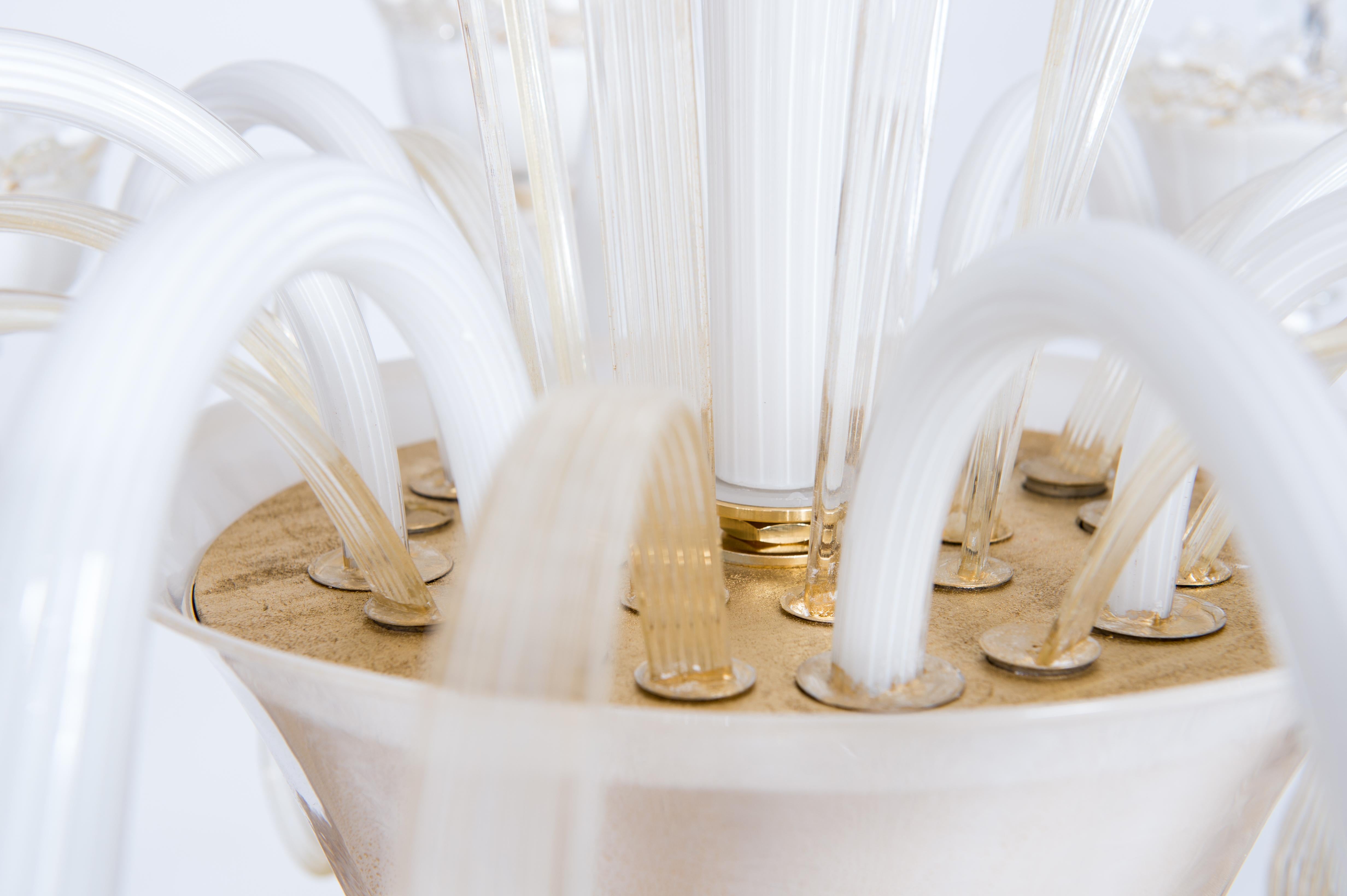 Lustre en verre de Murano blanc laiteux avec accents dorés Giovanni Dalla Fina Italie en vente 1
