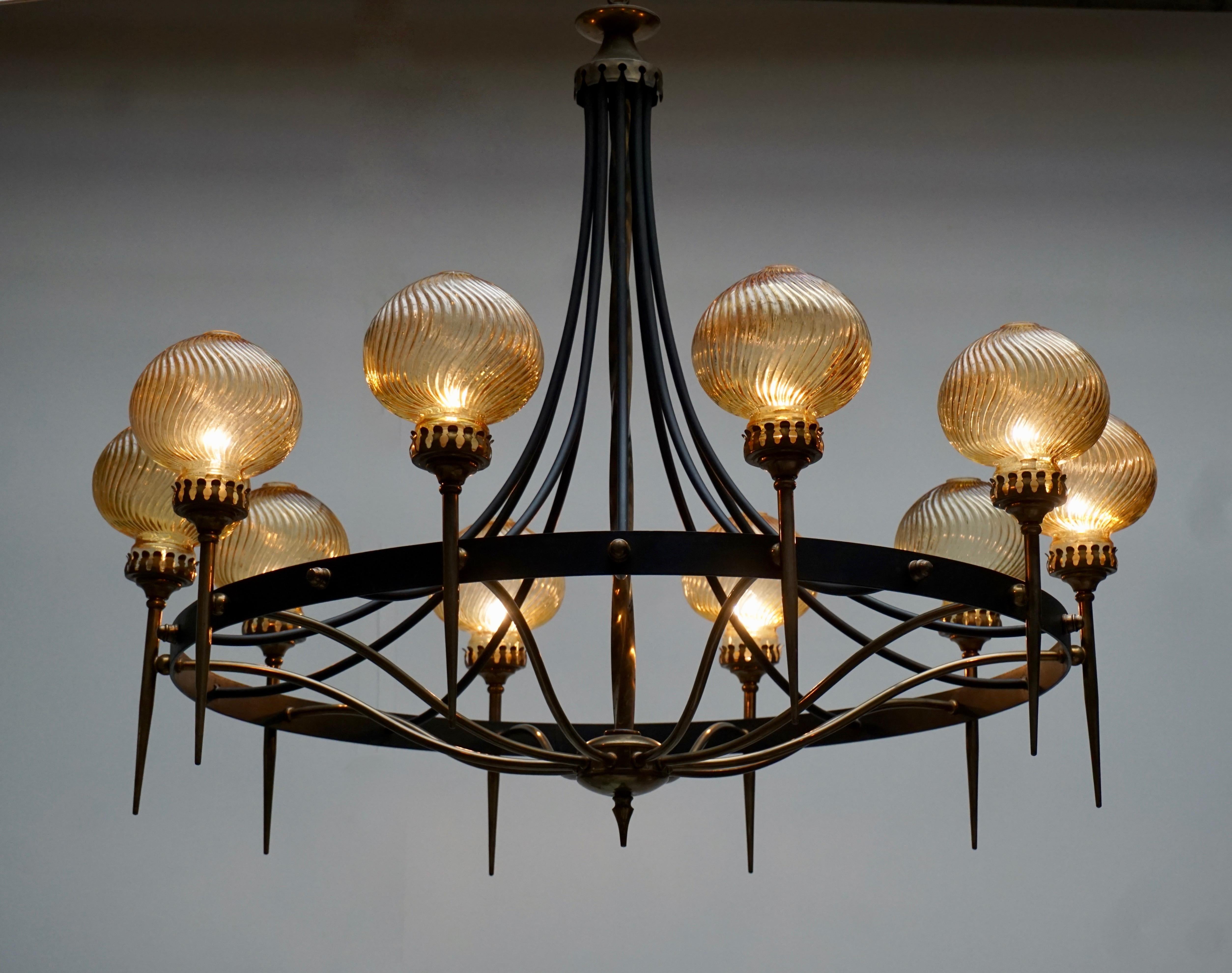 Large Italian chandelier in brass and metal with brown Murano glass coupes.
Measures: Diameter 98 cm.
Height fixture 80 cm.
Total height with the chain is 180 cm.
Ten E14 bulbs.
The photo with the white glass coupes is not for sale.