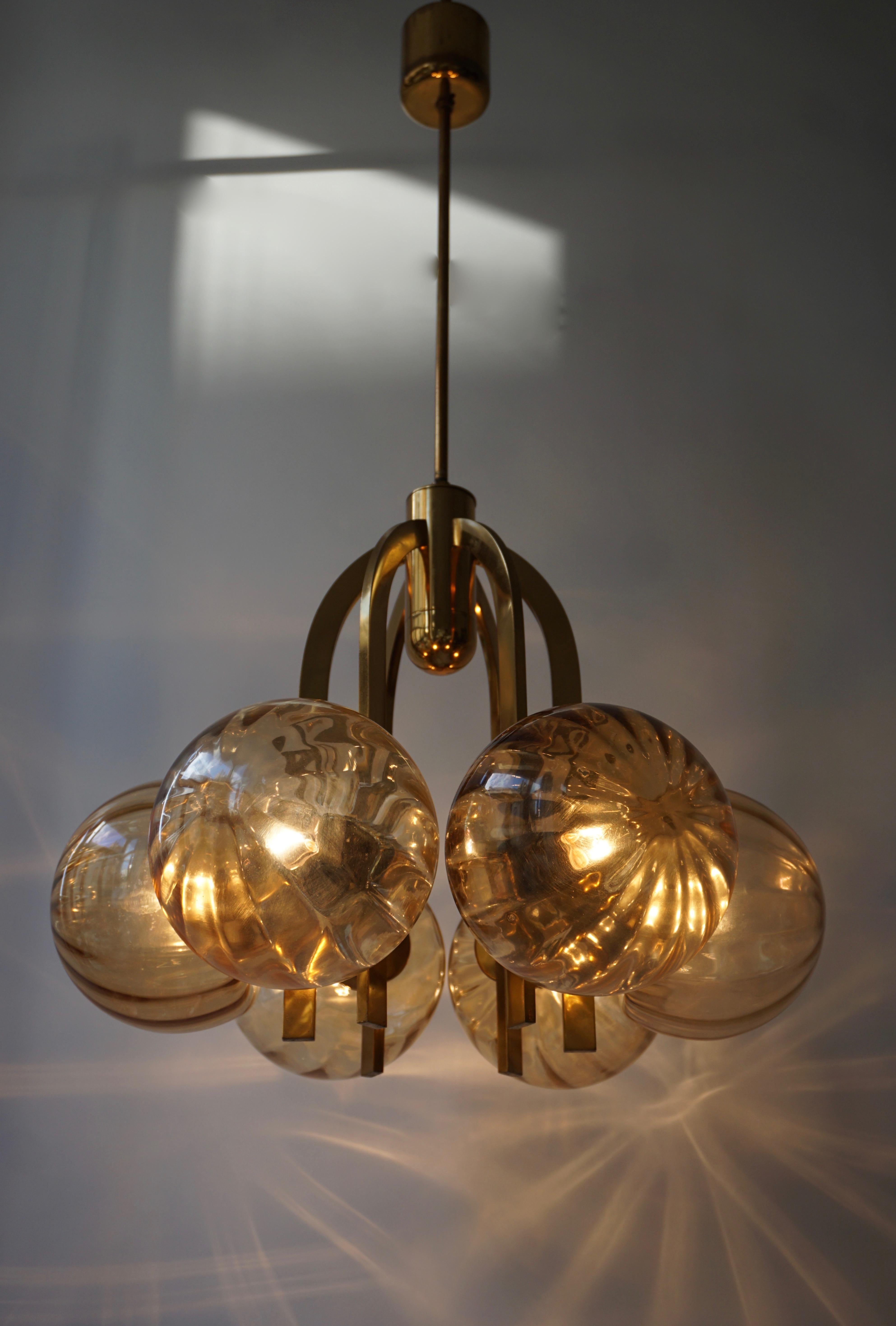 Italian chandelier in brass and Murano glass.
Measures: Diameter 48 cm.
Height fixture 40 cm.
Total height 100 cm.
Six E14 bulbs.