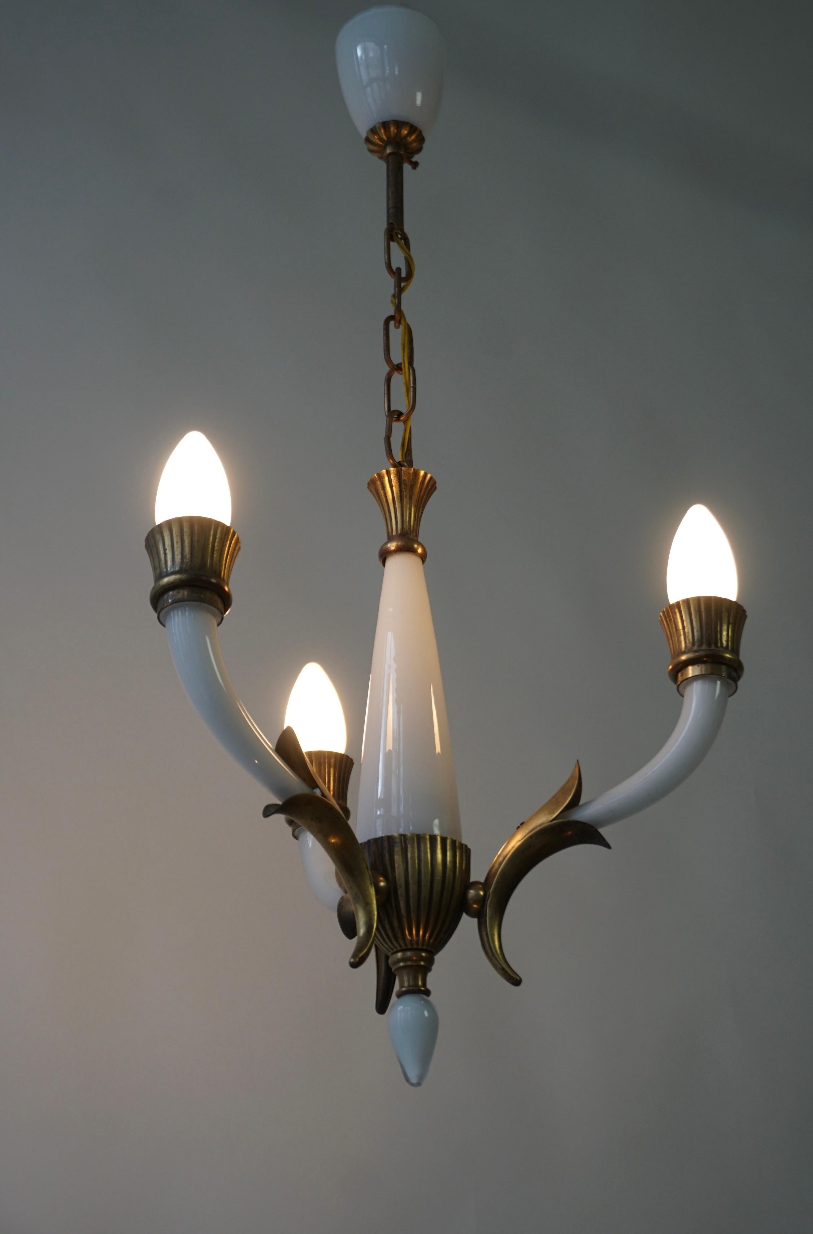Elegant Italian Chandelier from the Mid-Century Modern Period

This timeless chandelier is a true work of art from the 1950s-1960s and a perfect example of Italian design. Made of high-quality Murano glass and brass, this lamp exudes a unique charm.