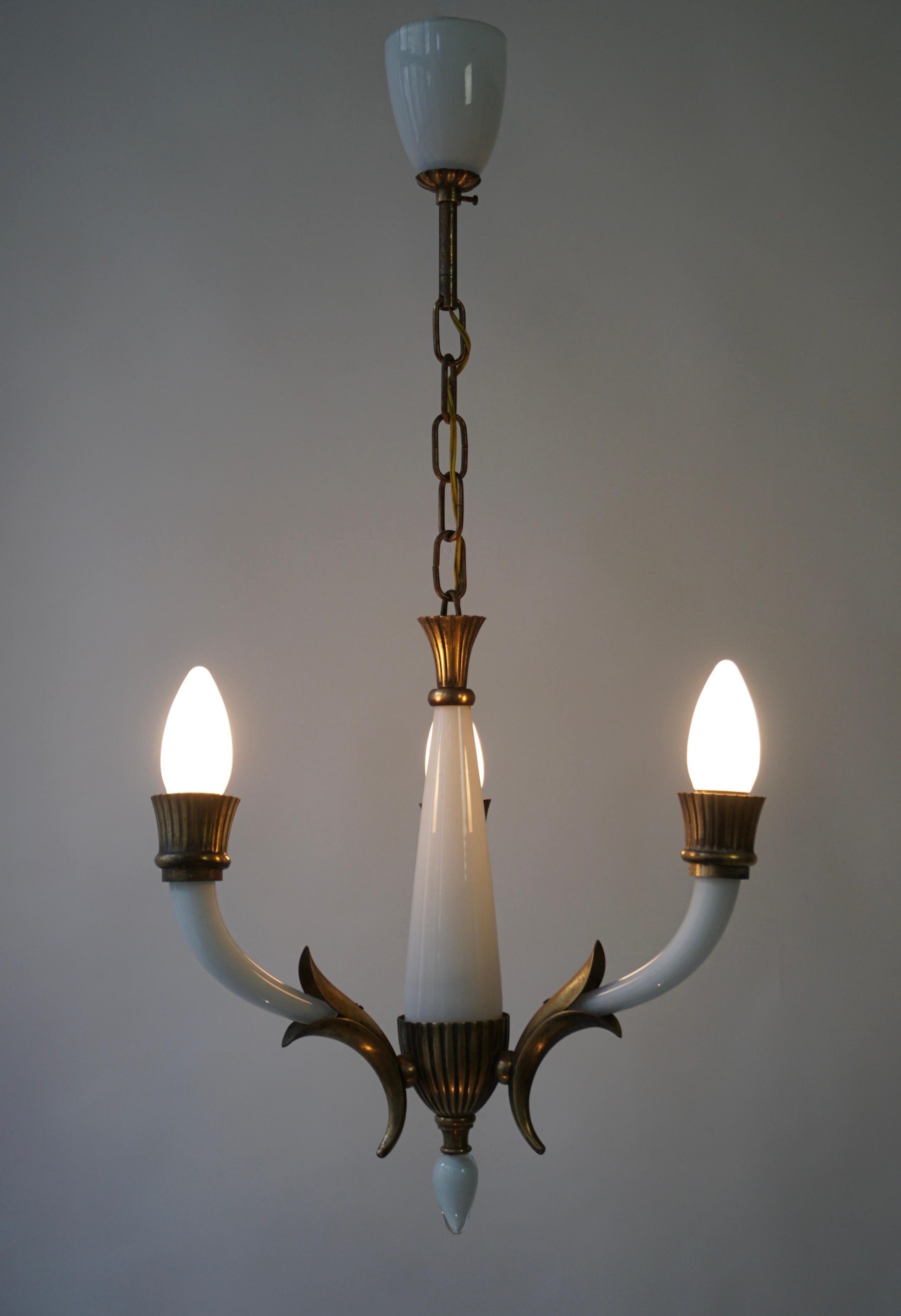 Italian Chandelier in Brass and White Murano Glass In Good Condition For Sale In Antwerp, BE