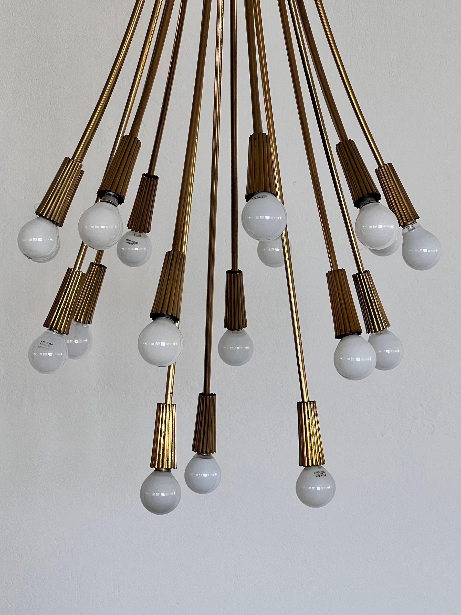 Italian Chandelier in Brass with 18 Lights, 1970s For Sale 11