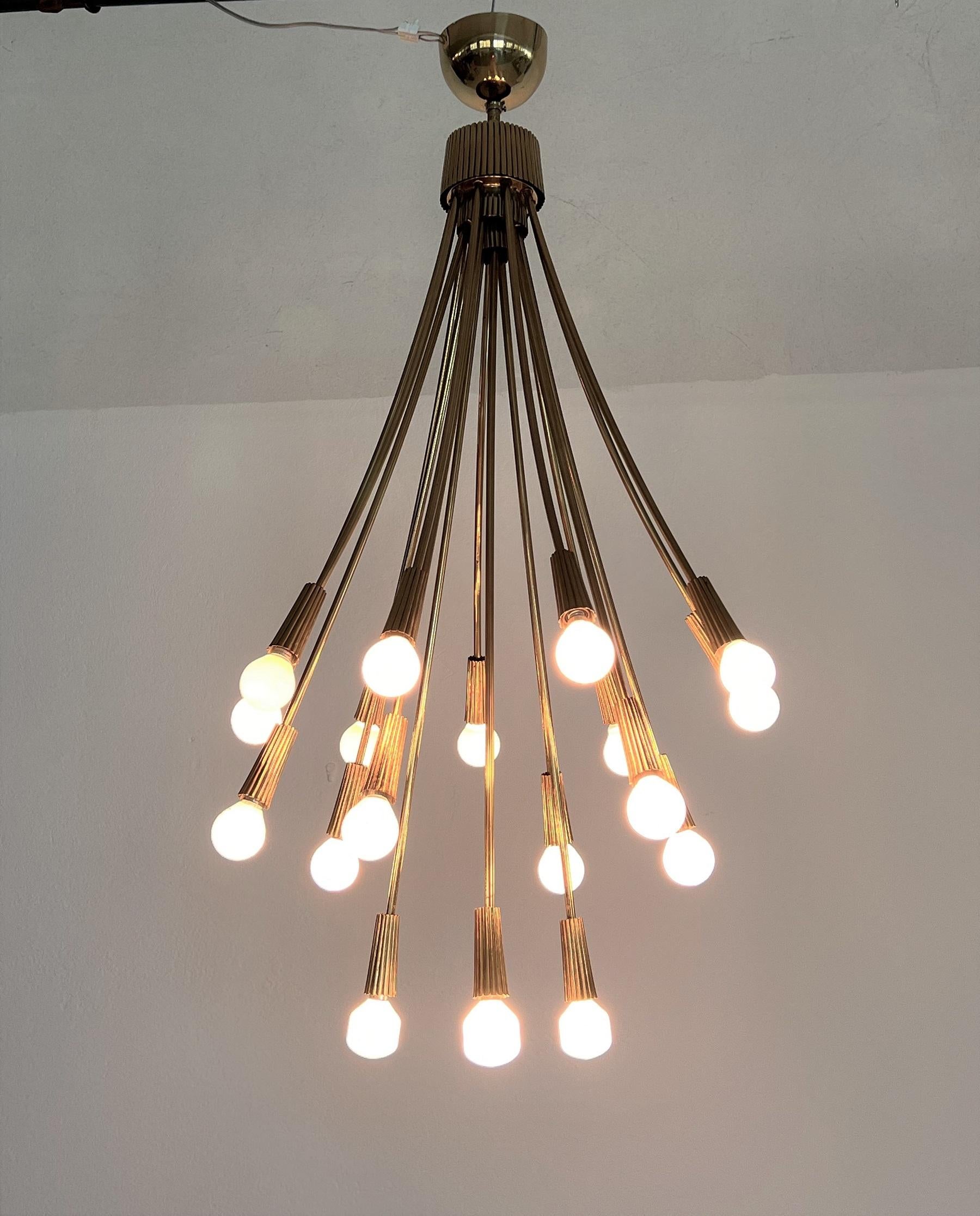 Mid-Century Modern Italian Chandelier in Brass with 18 Lights, 1970s For Sale