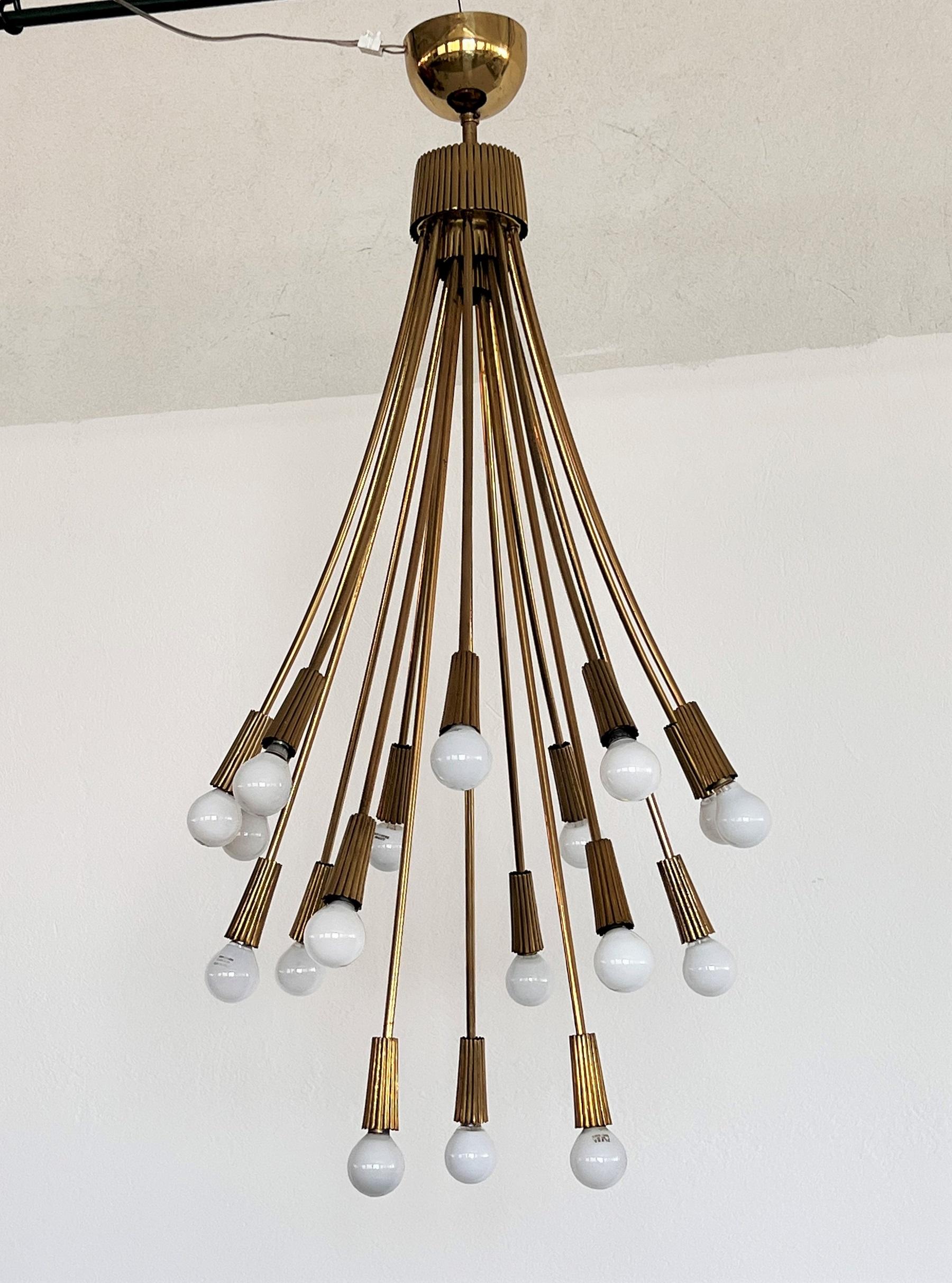 Italian Chandelier in Brass with 18 Lights, 1970s In Good Condition For Sale In Morazzone, Varese