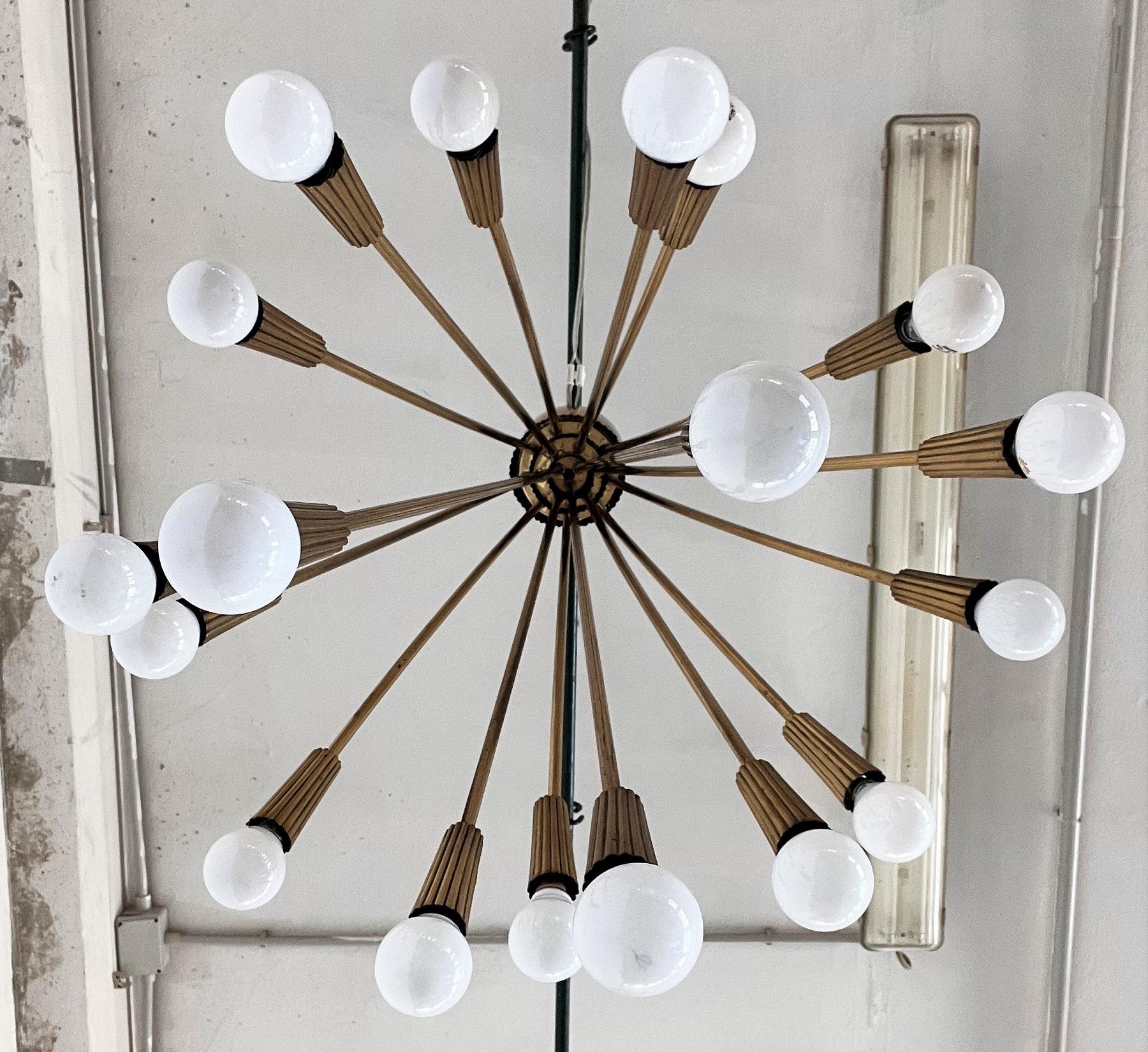 Late 20th Century Italian Chandelier in Brass with 18 Lights, 1970s For Sale