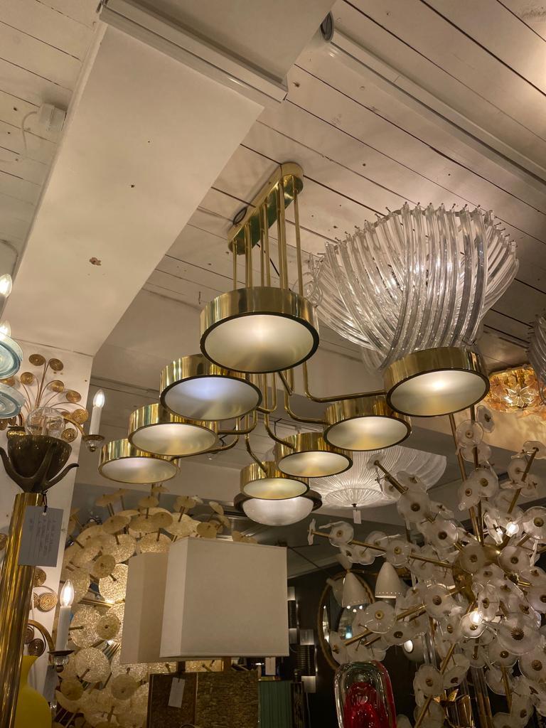 A superb Italian Chandelier in brass with 8 lights in the style of Stilnovo.