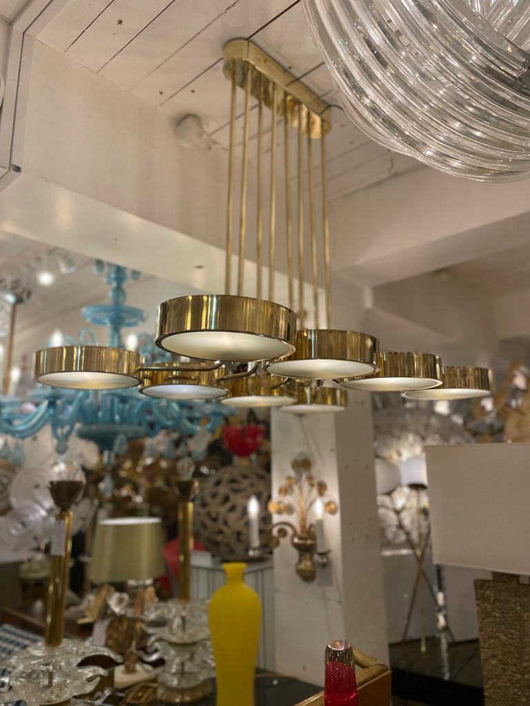 Mid-Century Modern Italian Chandelier in Brass with 8 Lights in the Style of Stilnovo For Sale