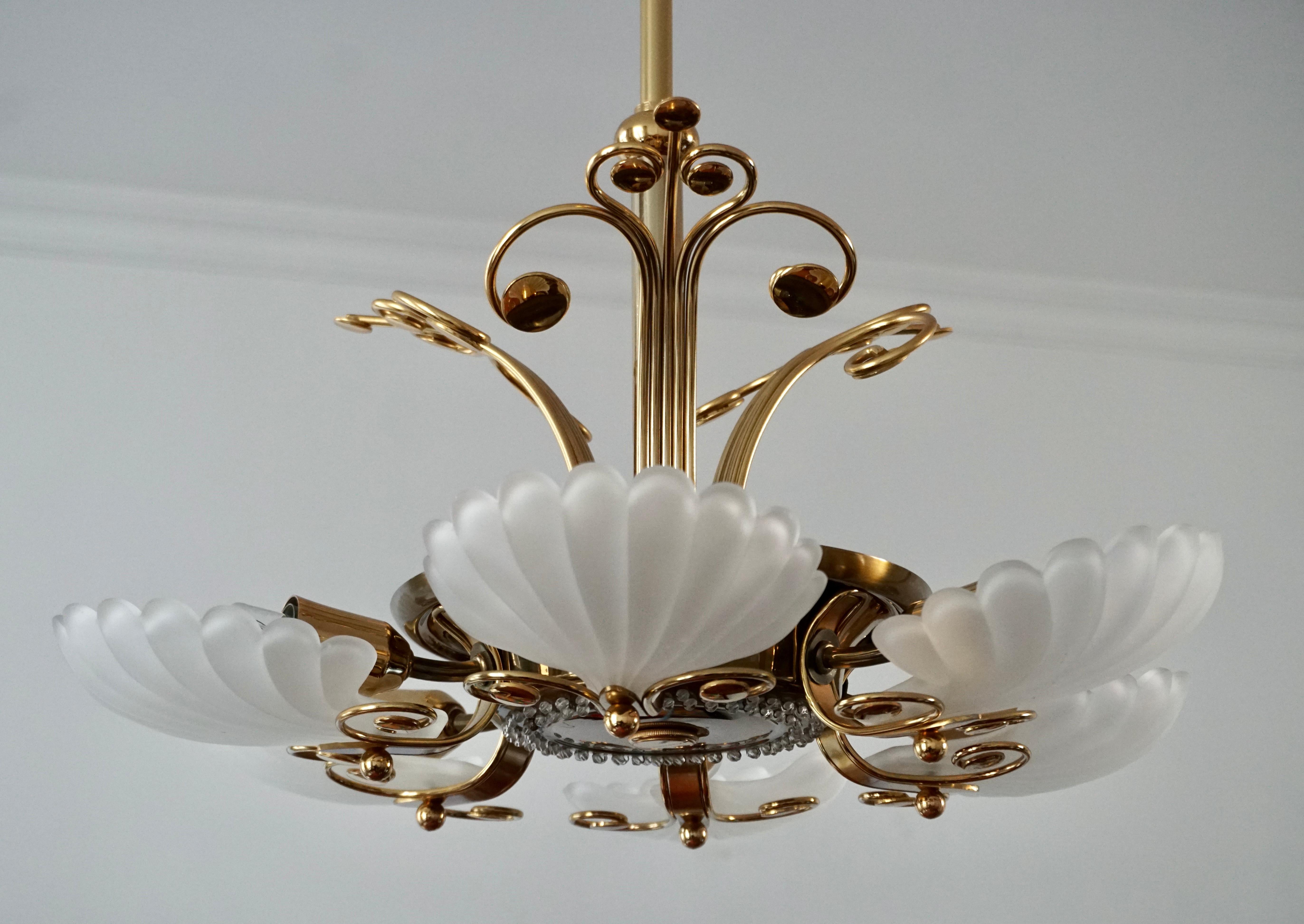 Lampadario italiano in ottone con conchiglie in vetro di Murano, anni '70 in vendita 4