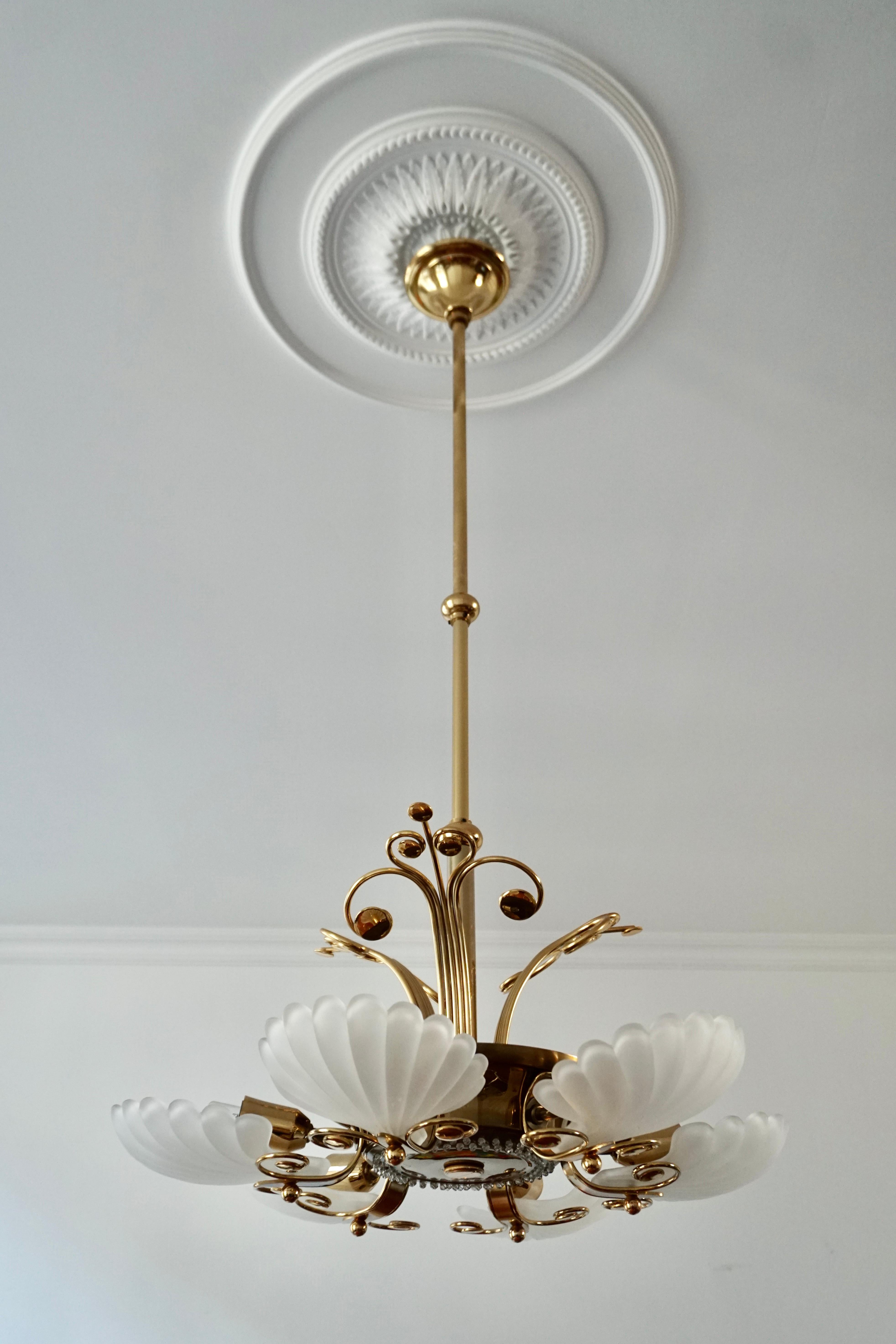 Lampadario italiano in ottone con conchiglie in vetro di Murano, anni '70 in vendita 5