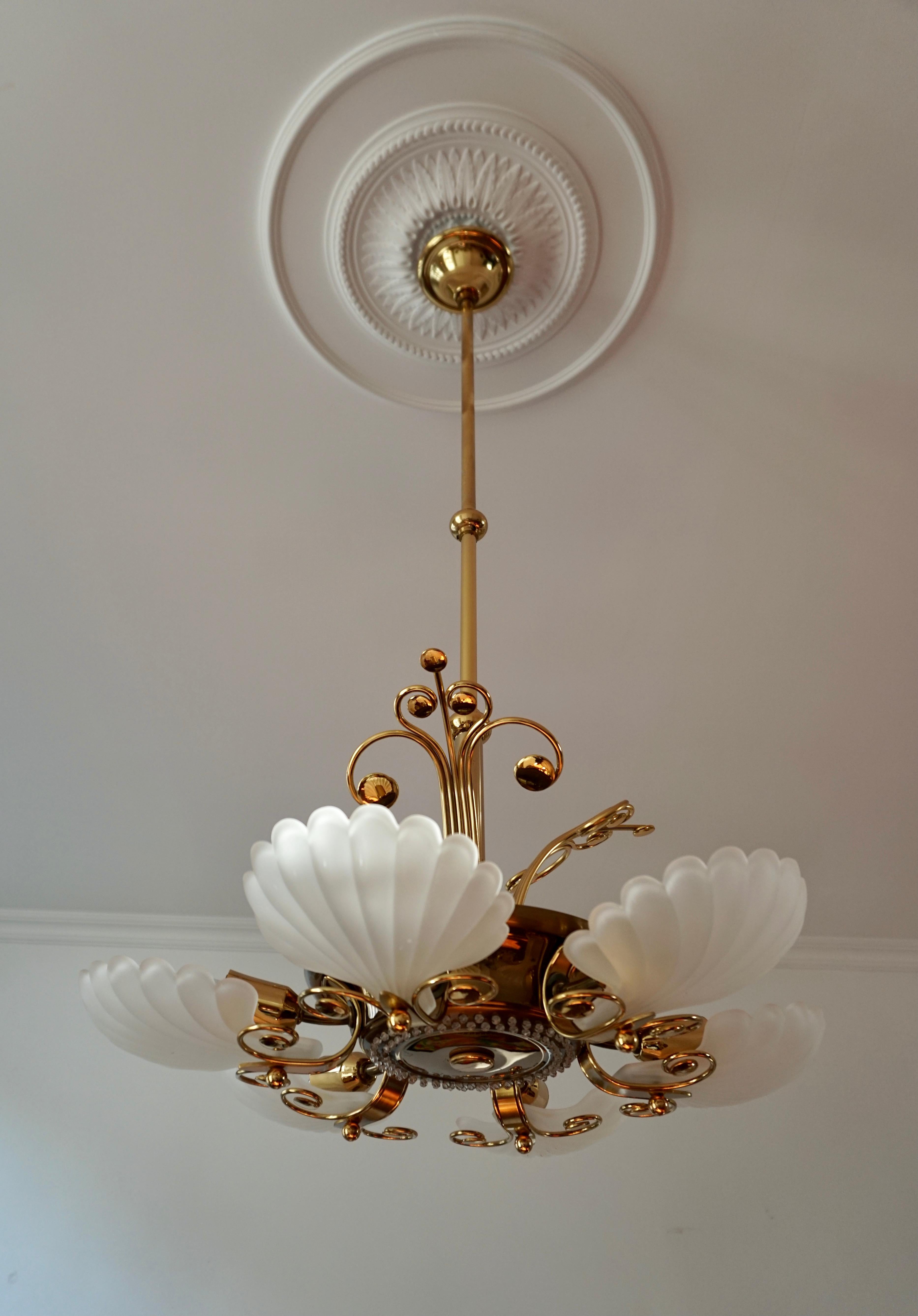 Lampadario italiano in ottone con conchiglie in vetro di Murano, anni '70 in vendita 9