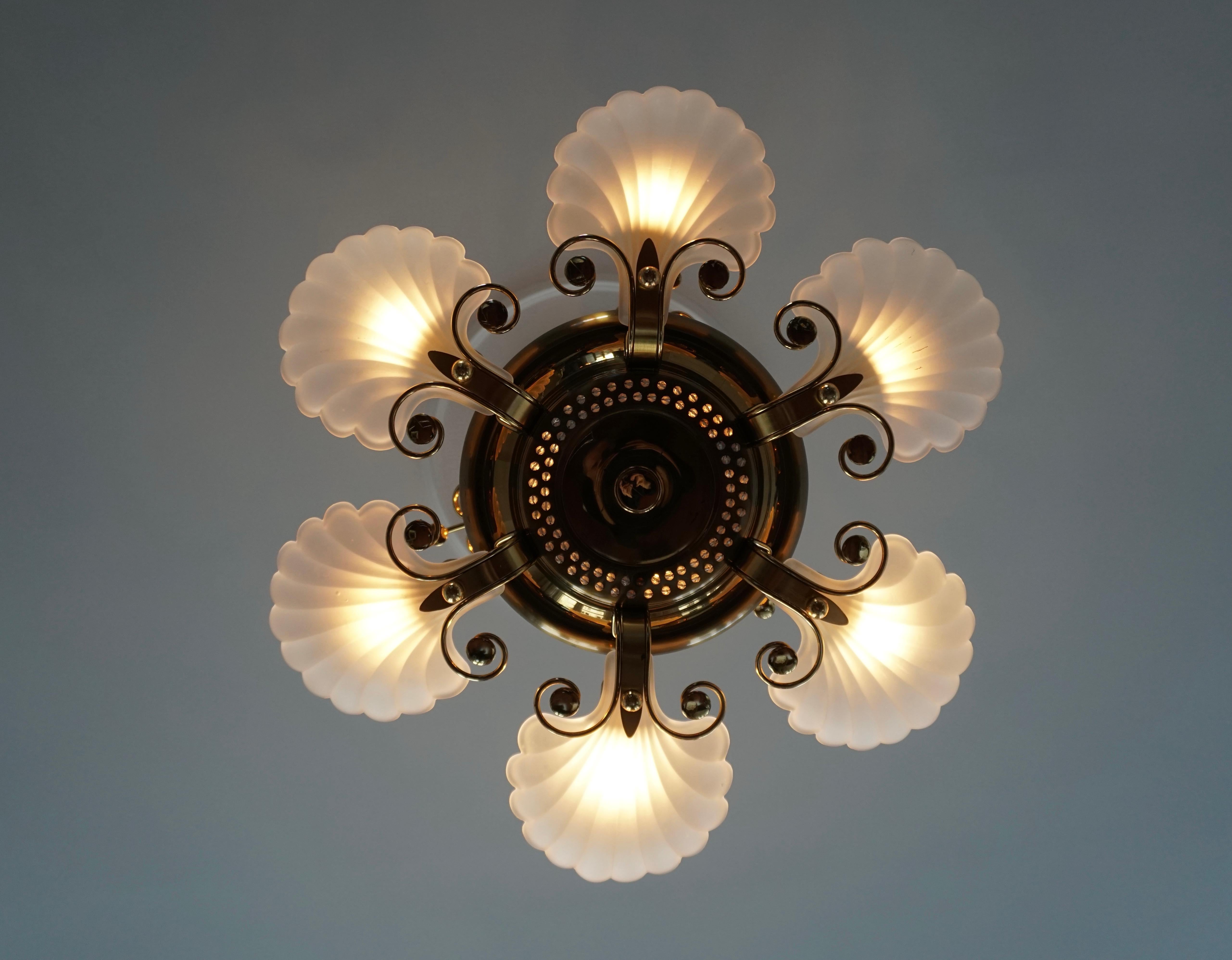 Hollywood Regency Lampadario italiano in ottone con conchiglie in vetro di Murano, anni '70 in vendita