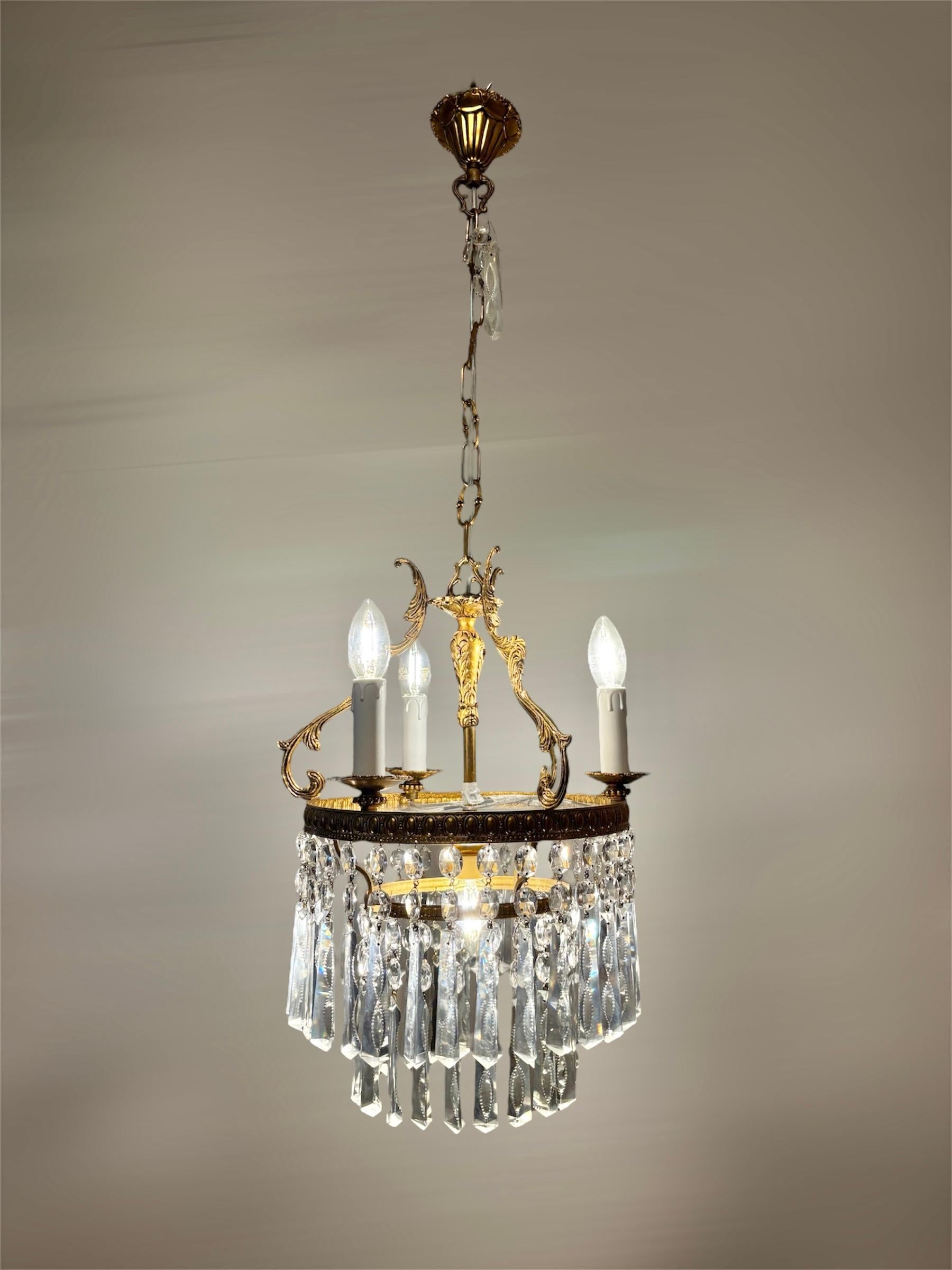 Mid-Century Modern Italian Chandelier in Gilded Bronze with Bohemian Crystals For Sale