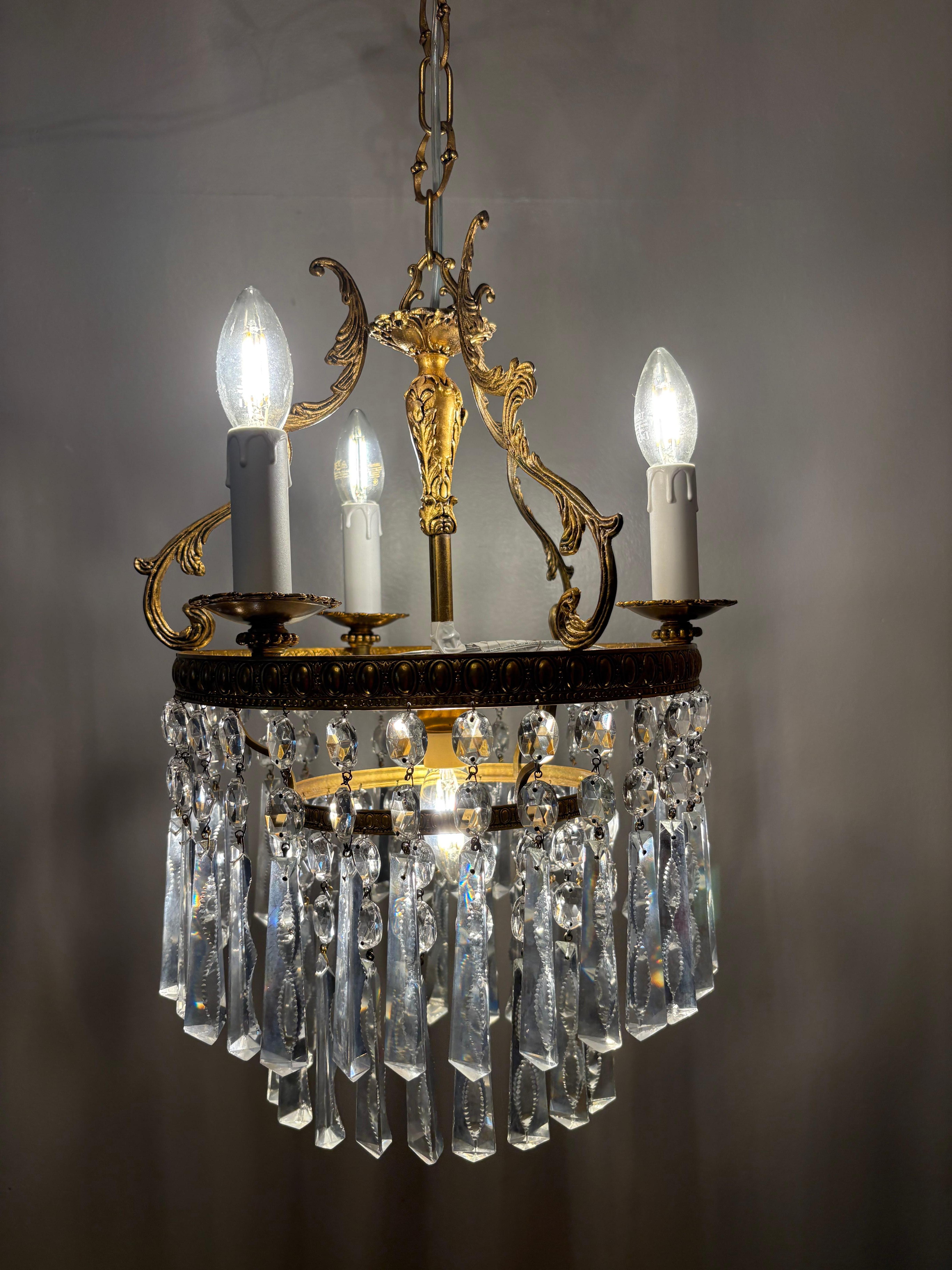20th Century Italian Chandelier in Gilded Bronze with Bohemian Crystals For Sale
