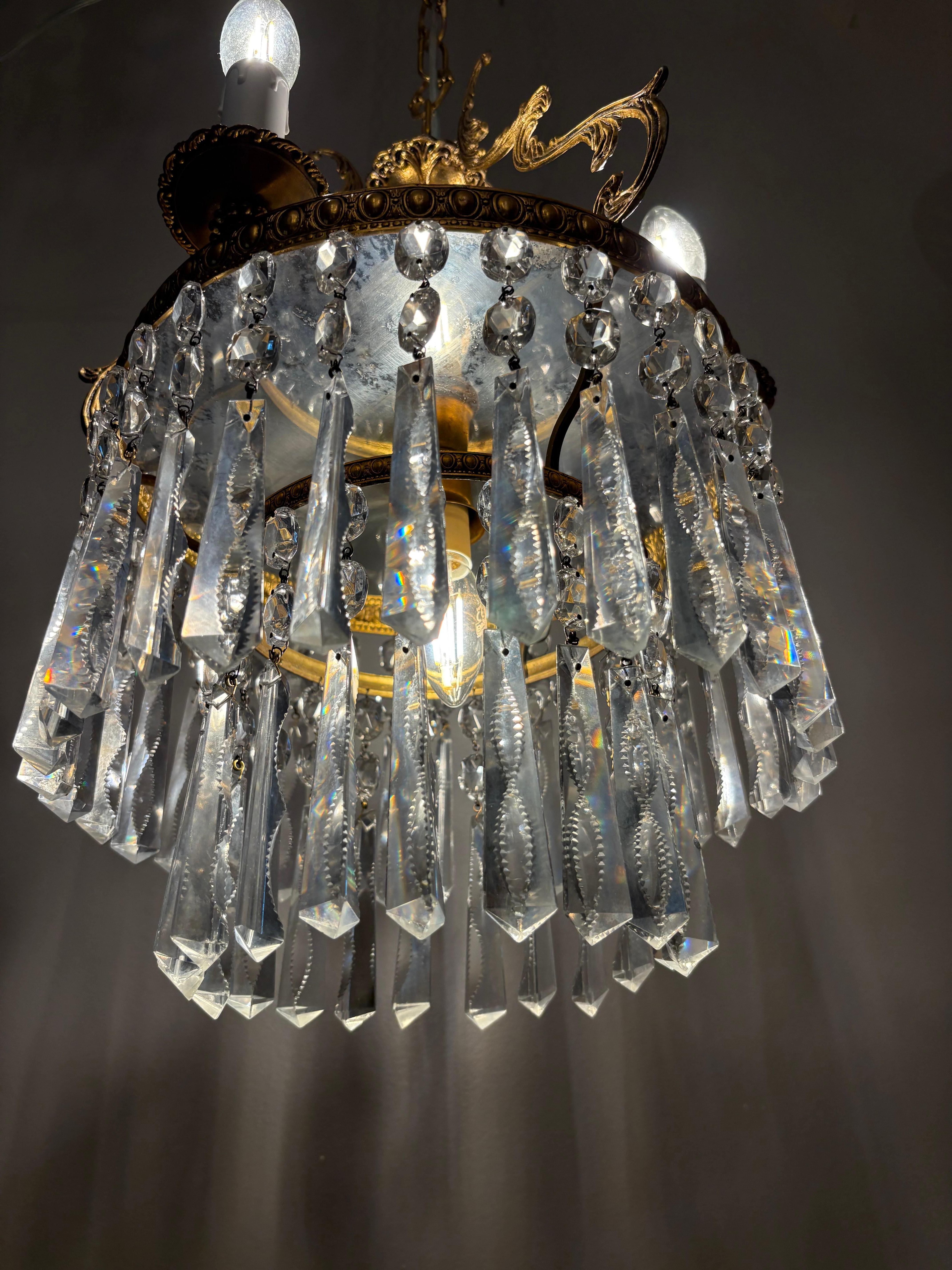 Italian Chandelier in Gilded Bronze with Bohemian Crystals For Sale 1