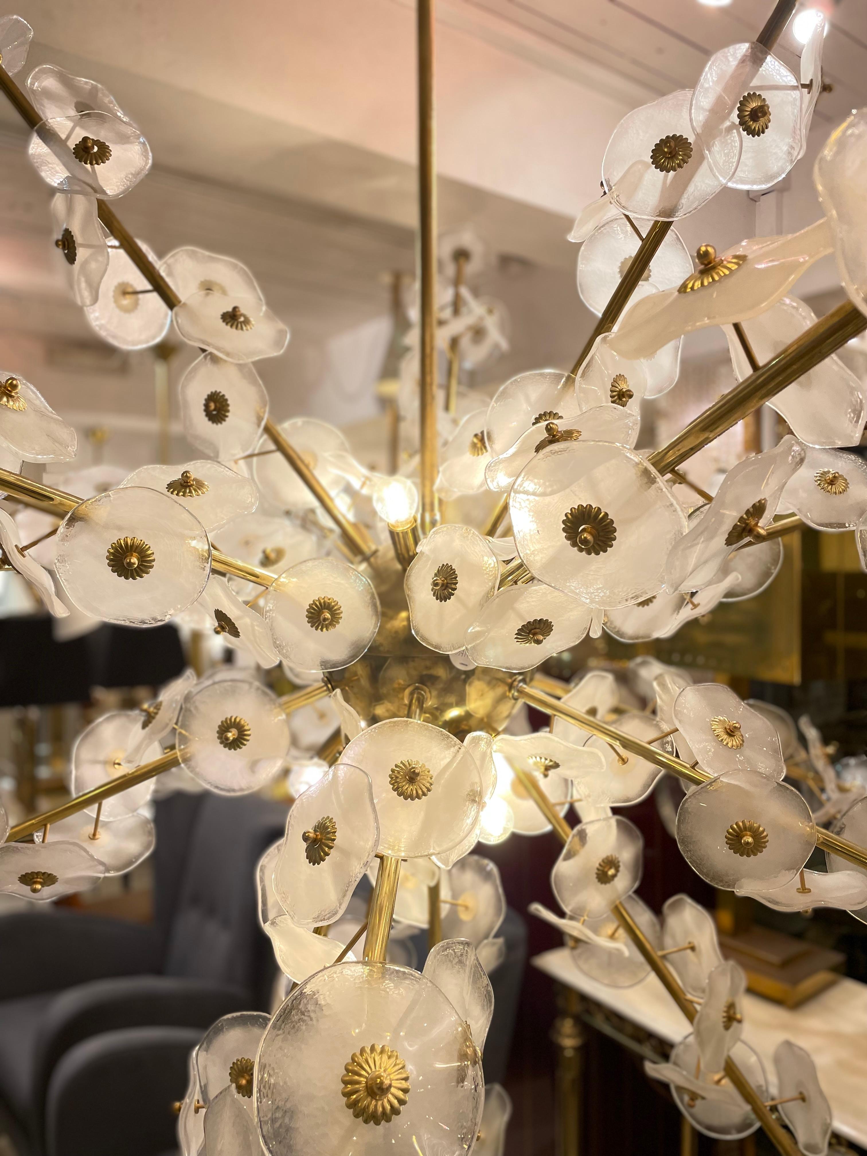 A Spectacular Italian Chandelier in Murano Glass Decorated with white flowers 