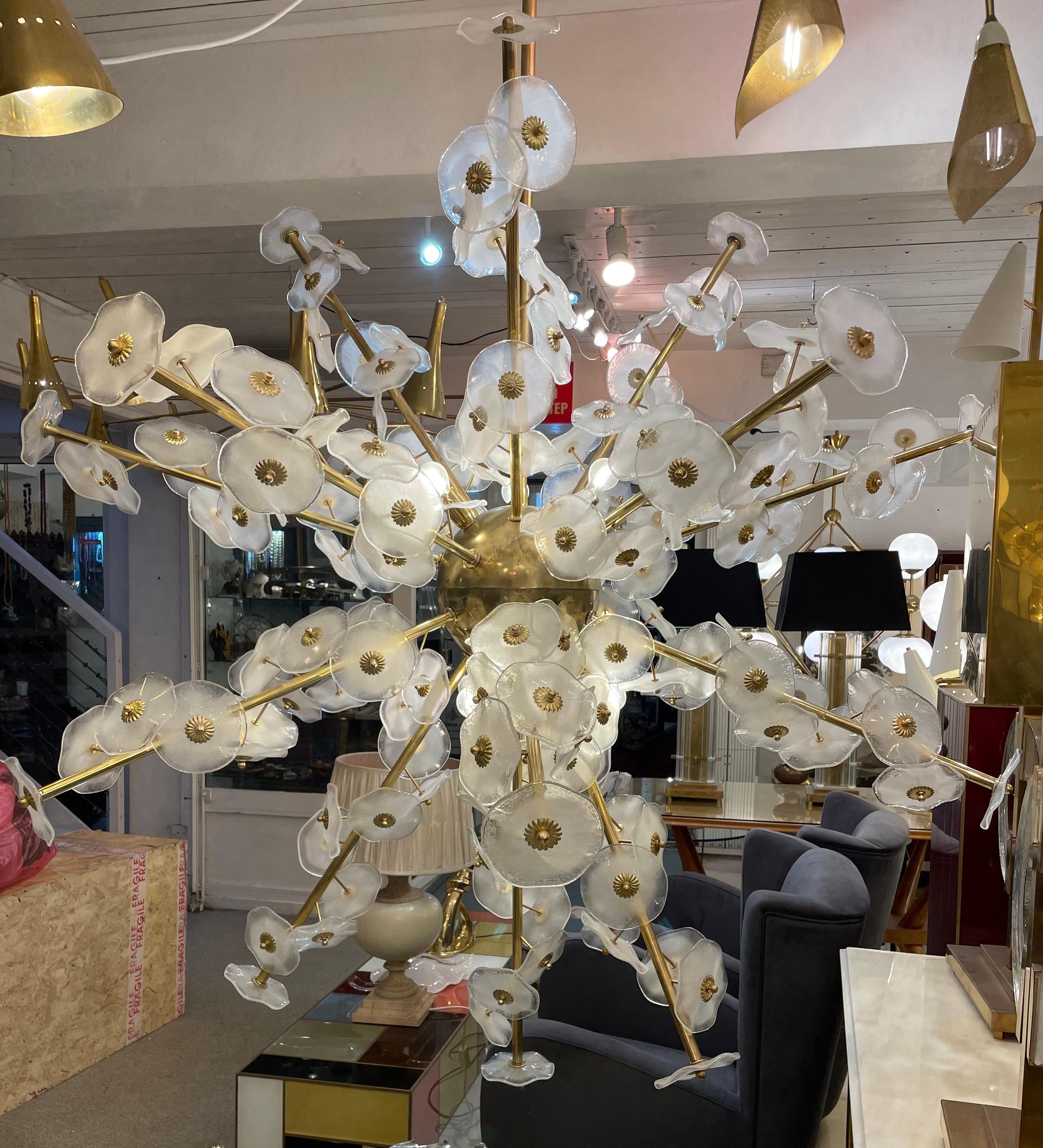 Italian Chandelier in Murano Glass Decorated with White Flowers In Good Condition In London, GB