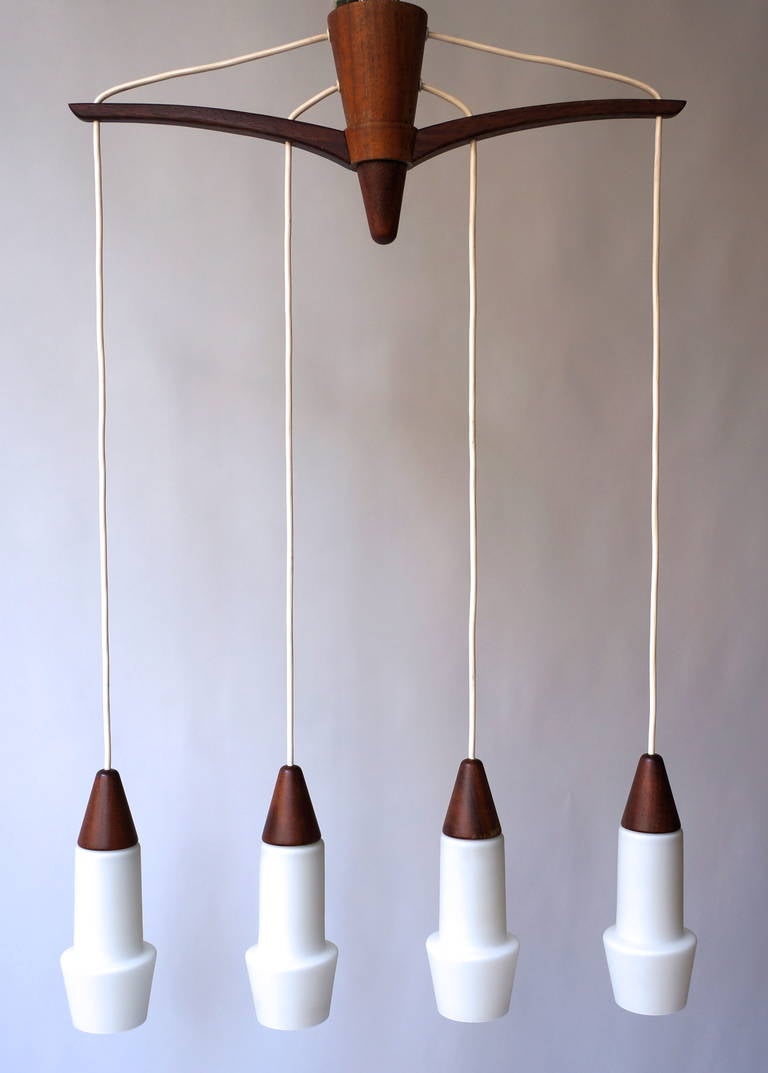 Italian Chandelier in Murano Opaline Glass and Wood In Good Condition For Sale In Antwerp, BE