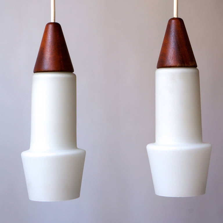 20th Century Italian Chandelier in Murano Opaline Glass and Wood For Sale