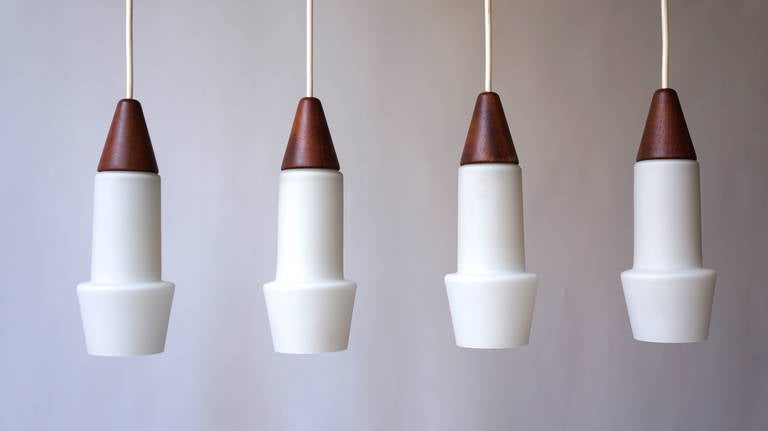 Italian Chandelier in Murano Opaline Glass and Wood For Sale 1