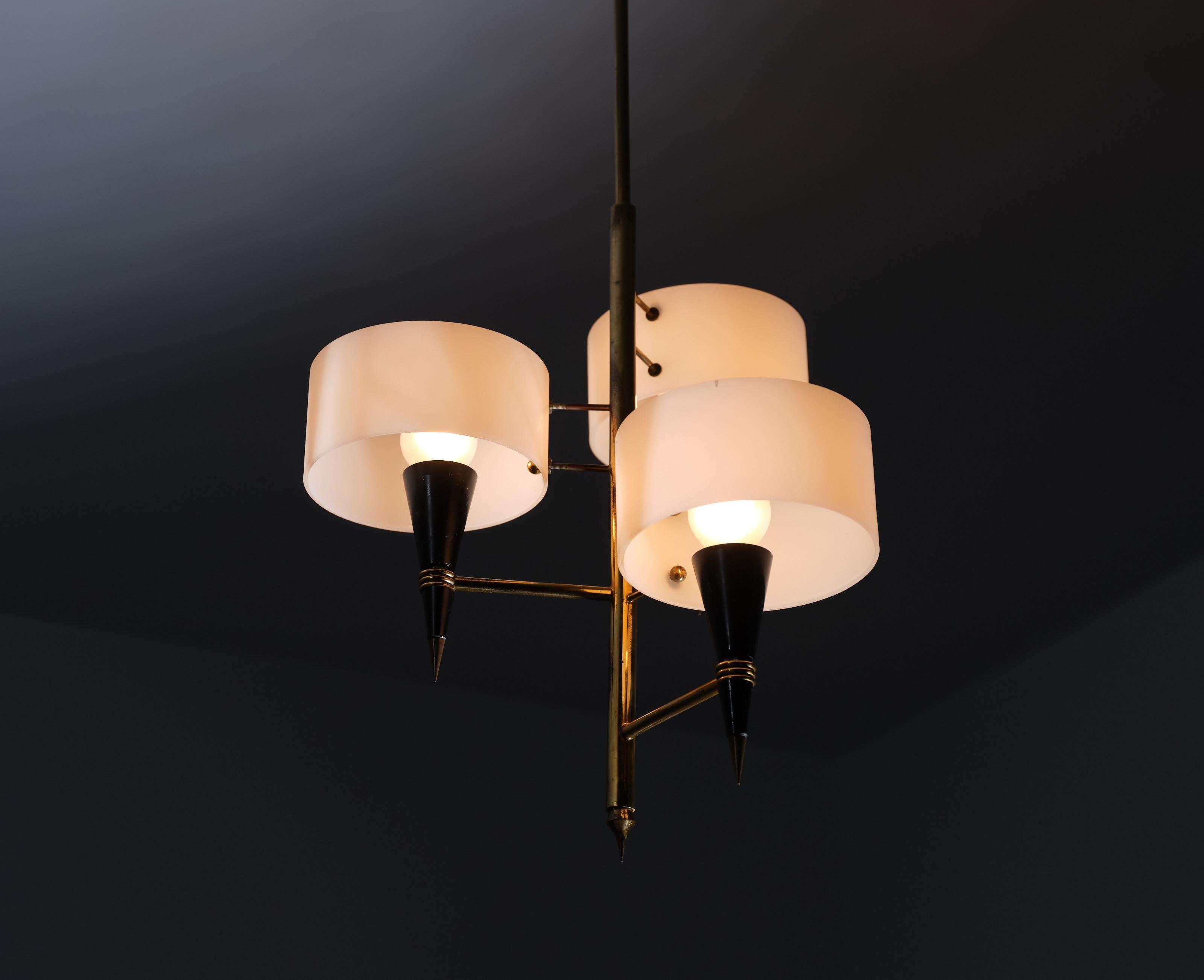Mid-20th Century Italian Chandelier in Opaline Glass and Brass For Sale
