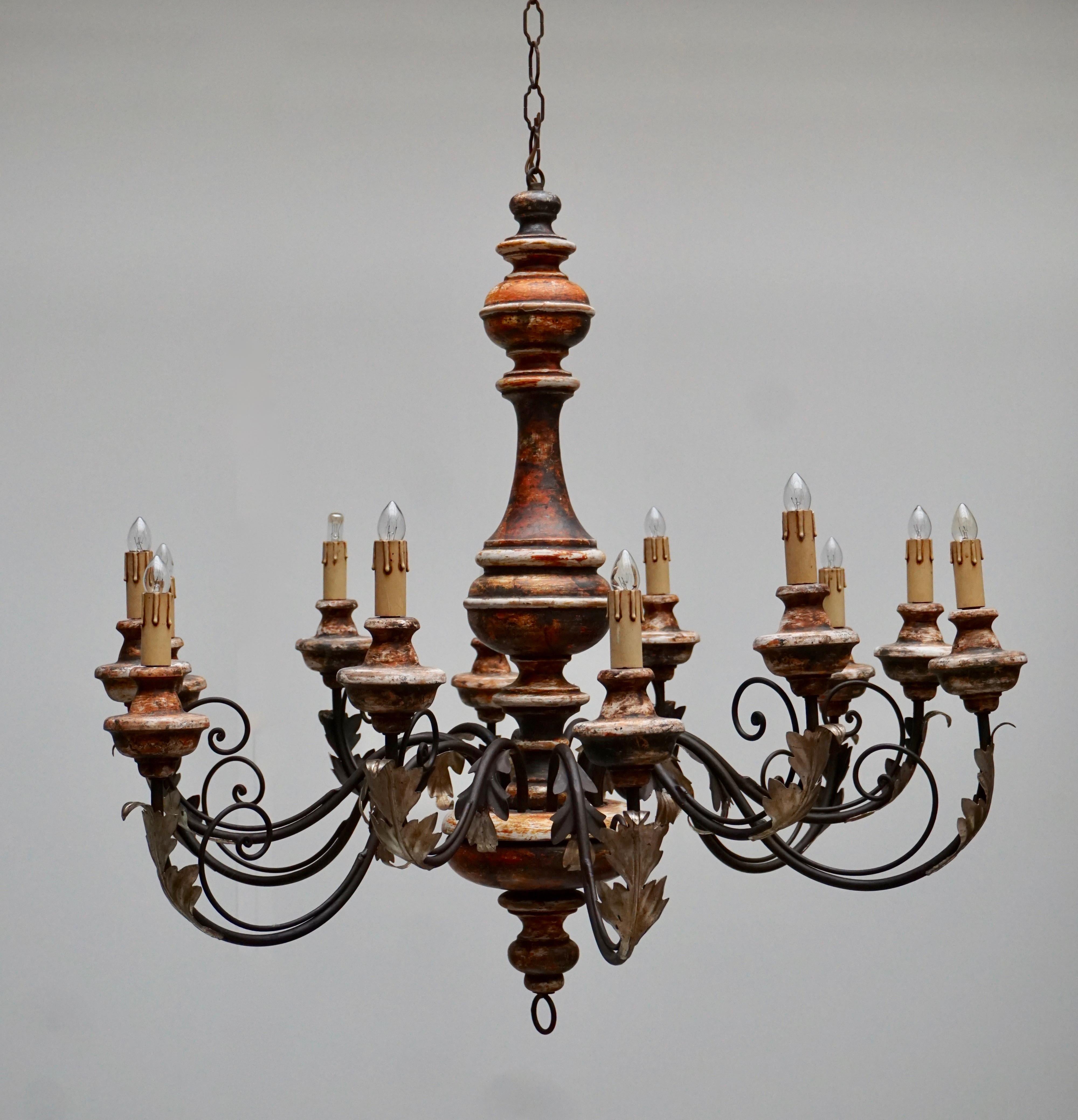 Large Italian chandelier in painted wood with twelve arms.
Measures: Diameter 90 cm.
Height fixture 80 cm.
Total height with the chain is 165 cm.
Twelve E14 bulbs.