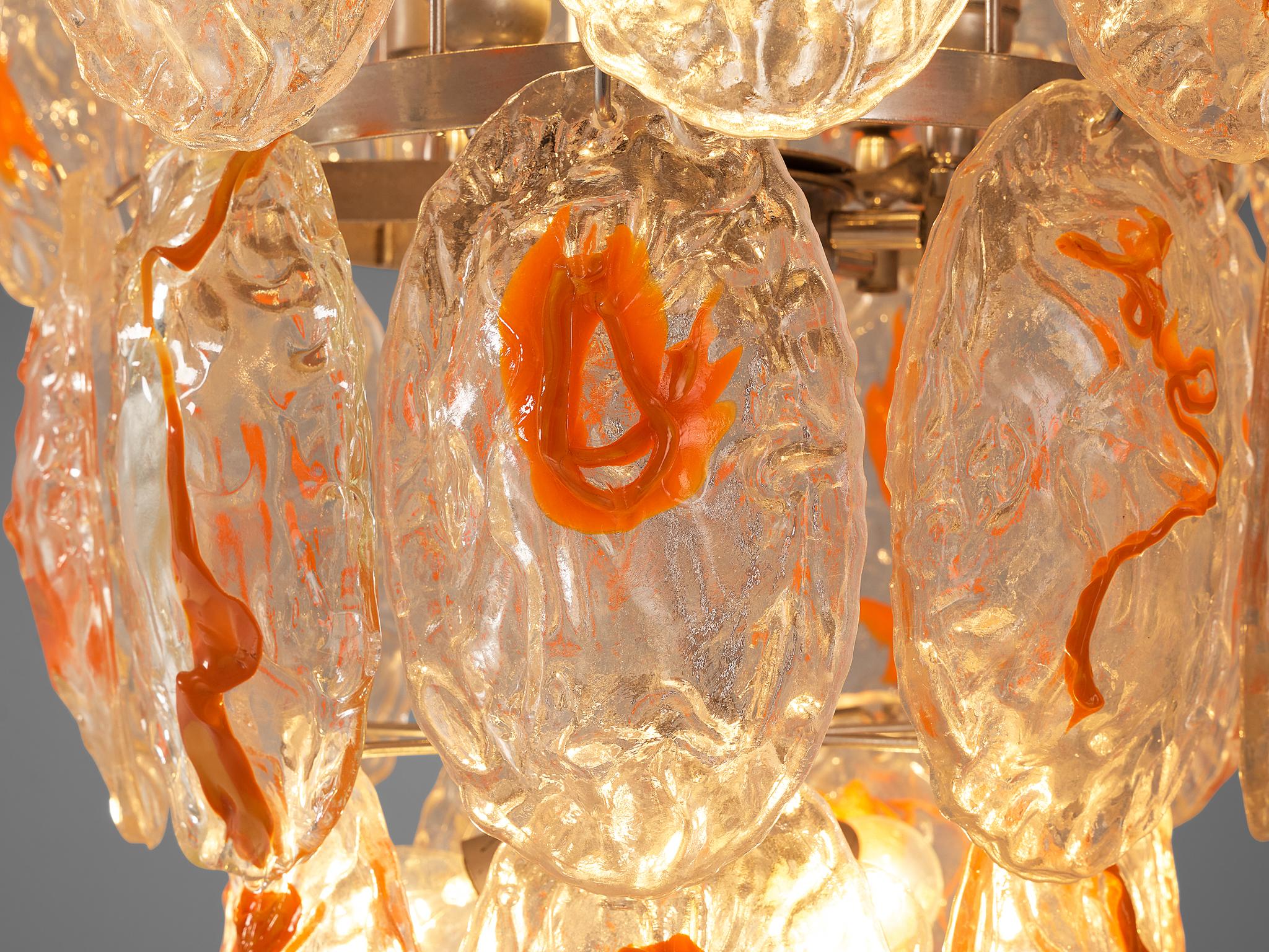 Italienischer Kronleuchter aus strukturiertem Glas mit orangefarbenen Details (Metall) im Angebot