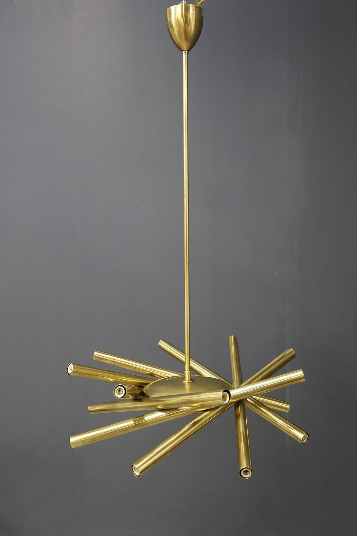 Elegant midcentury style Italian chandelier made entirely of solid brass.
The chandelier is suspended, with seven tubes and at the ends we find the system for two bulbs for a total of fourteen-light.
The chandelier is in the style of the 1950s but