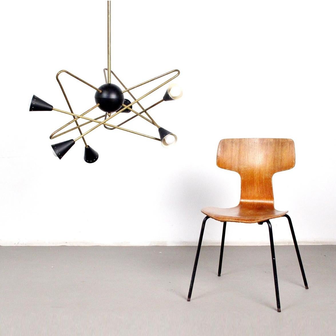 Plafonnier Sputnik dans le style des années 1950. Construction en laiton et métal peint en noir, équipée de six douilles pour lampes E 14.
Dimensions : I.L.A. 114 cm, diamètre 70 cm environ.