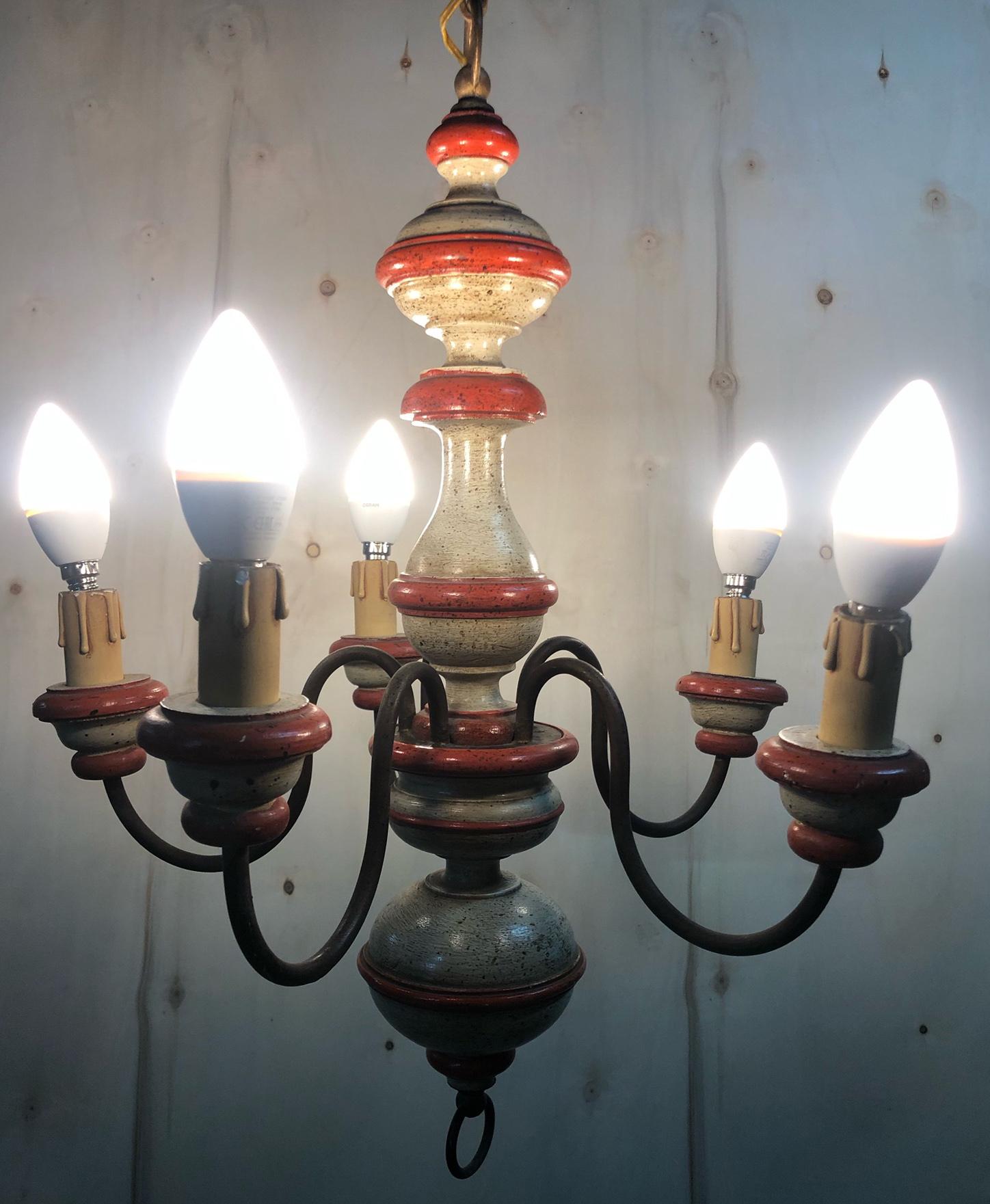 Moderne Lustre italien en bois à cinq lumières avec coloration bicolore en vente