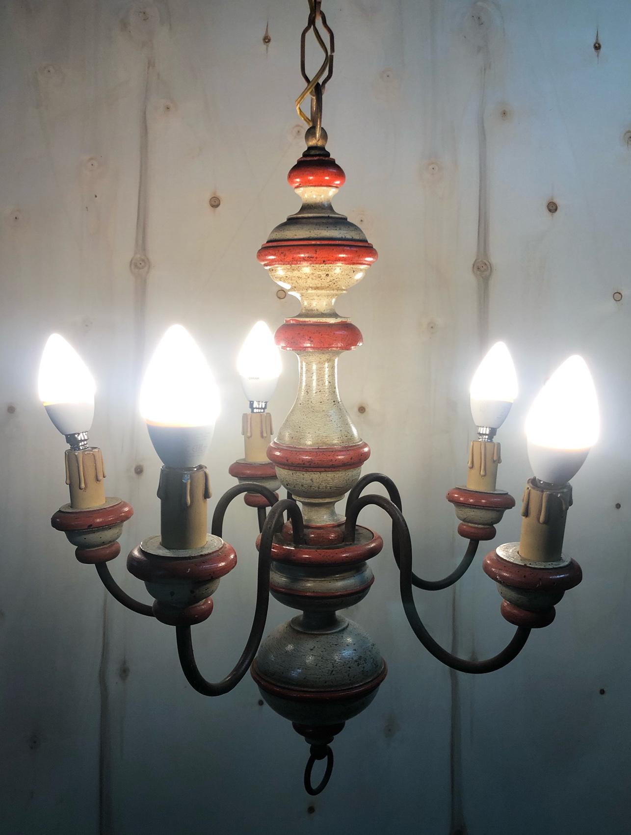 Bois Lustre italien en bois à cinq lumières avec coloration bicolore en vente
