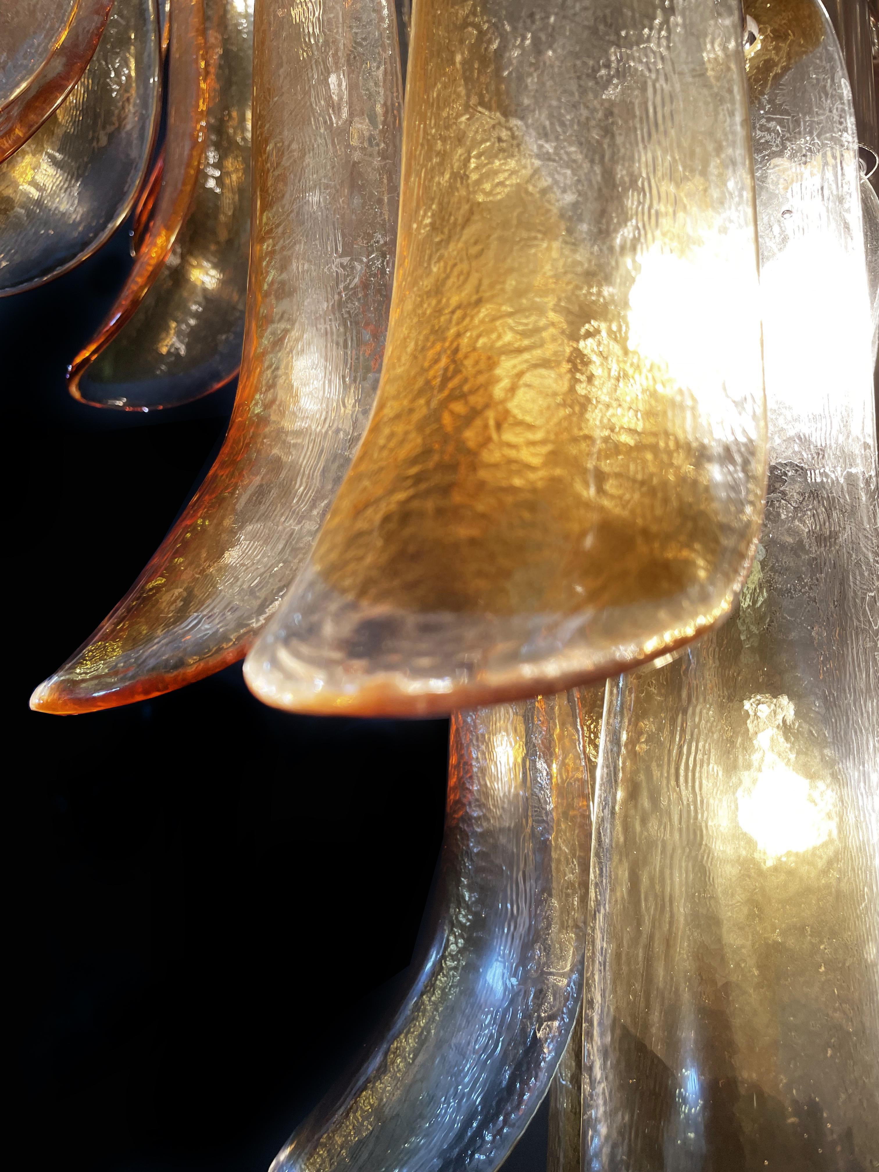 
Lustre vintage italien de Murano composé de 52 pétales en verre transparent avec une tache ambrée à l'intérieur, structure en métal nickelé. Les lunettes sont de très haute qualité, les photos ne rendent pas la beauté, l'éclat de ces lunettes. dans