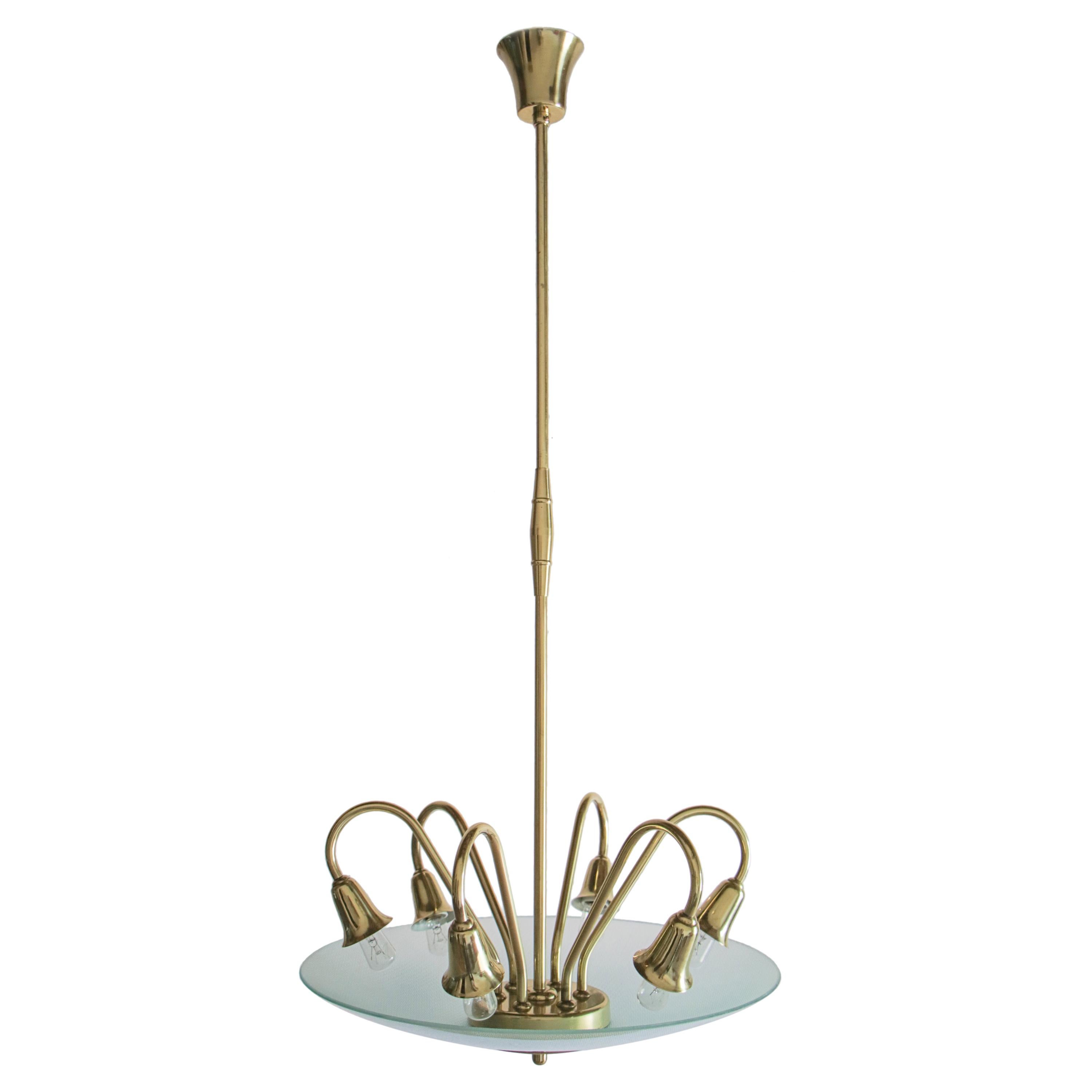 Wonderful Italian Mid-Century Modern six lights chandelier or pendant ceiling lamp in disco shape attributed to Pietro Chiesa, produced in the 1950s. The structure is made of polished brass and satin 