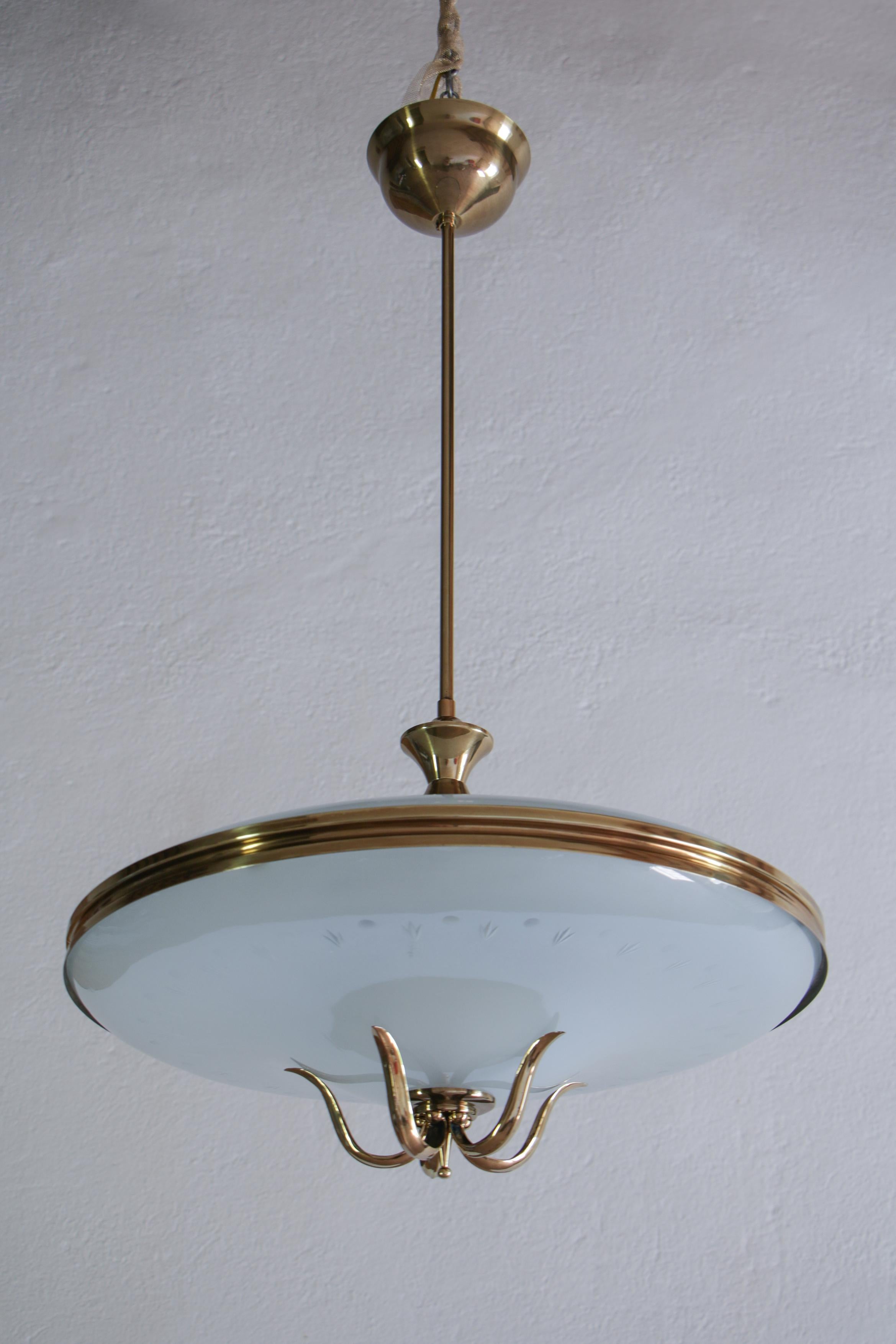 Mid-Century Modern Italian Chandelier with Brass Decorations Attributed to Pietro Chiesa, 1950s