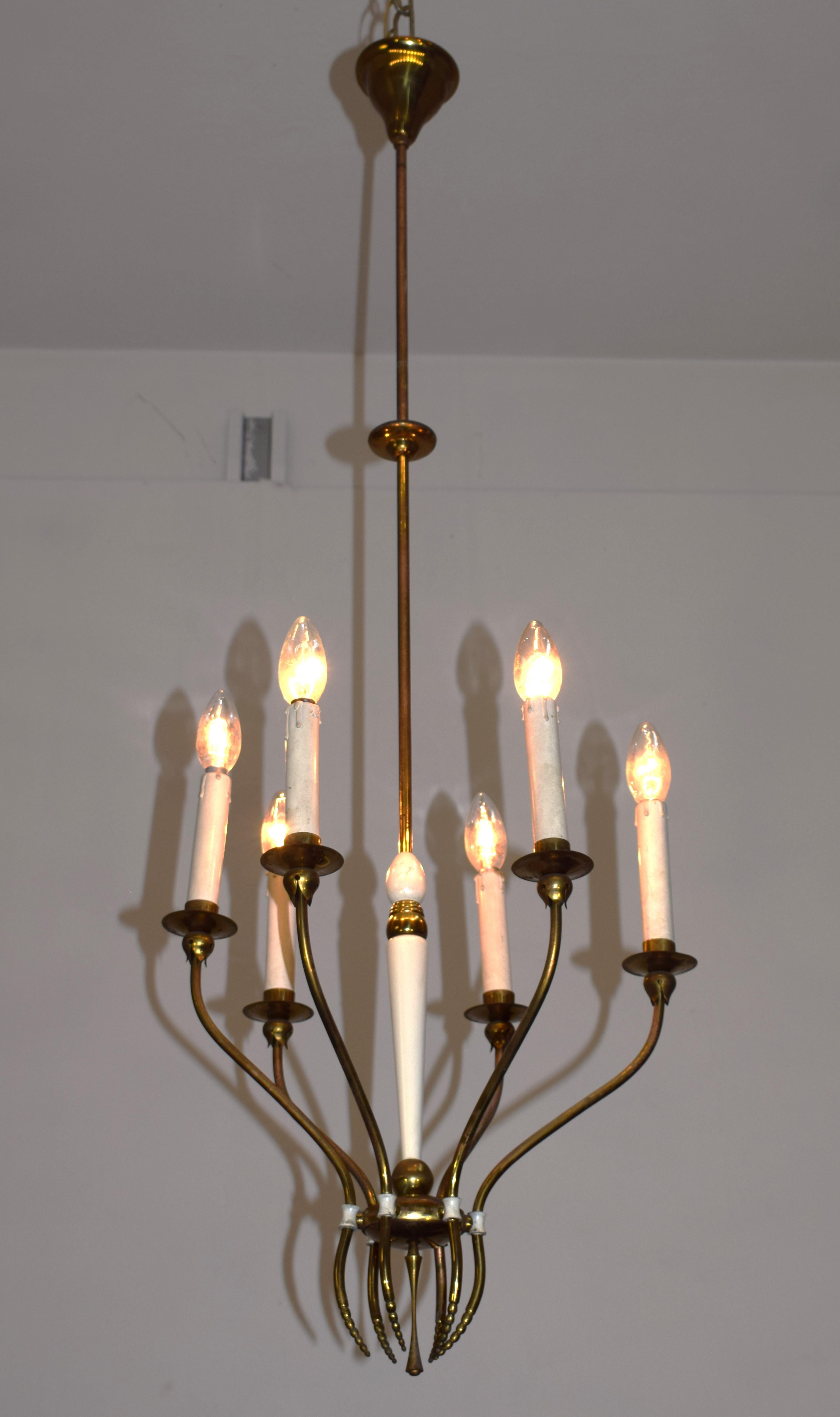 Italian chandelier, six lights, brass, metal and wood, 1950s.
Dimensions: H= 122 cm; D= 42 cm.