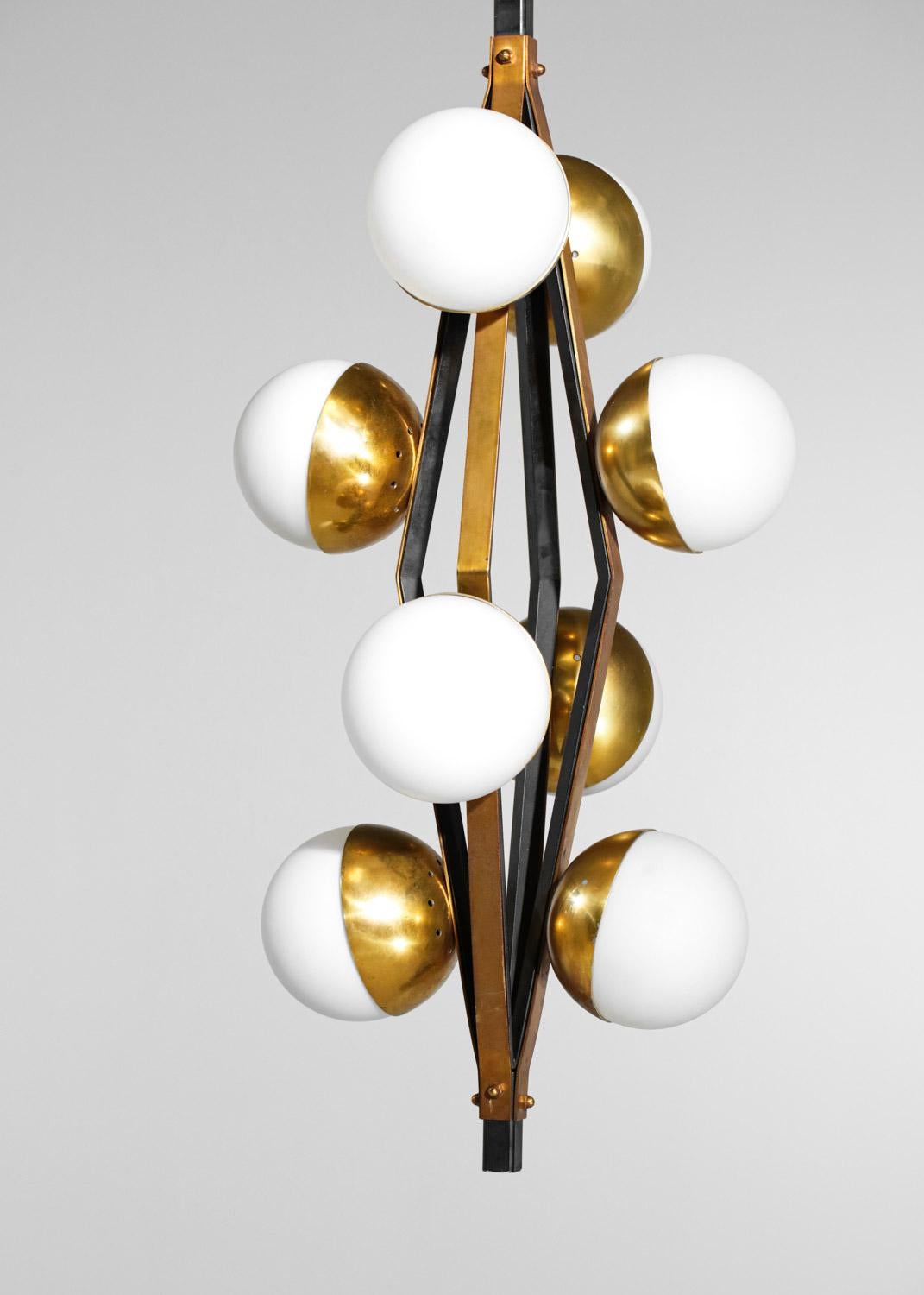 Italian chandelier Stilnovo 8 globes in original opaline from 60's  In Good Condition In Lyon, FR