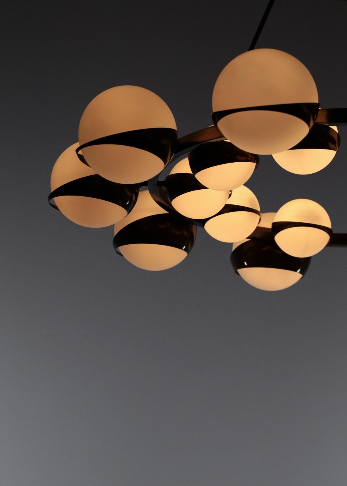 Lampadario italiano in stile Stilnovo Opalini in ottone Grande Scultura in vendita 3